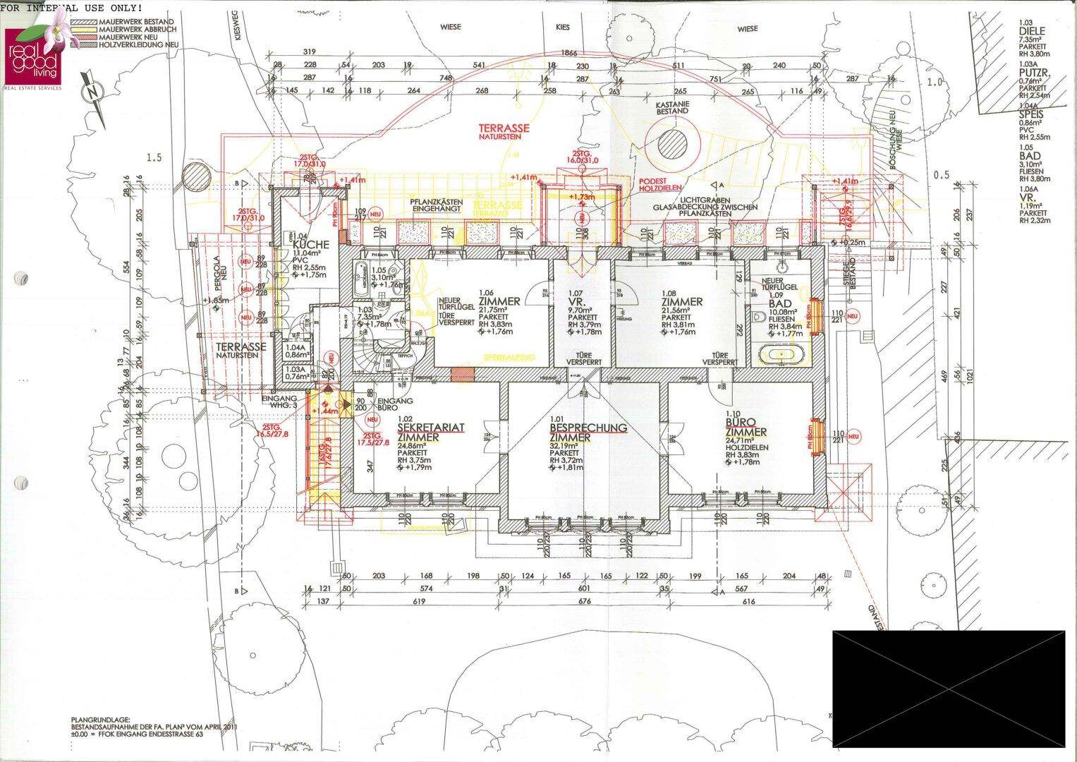 Detaillierter Grundriss mit Büroräumen, Küche und Terrassenzugang.