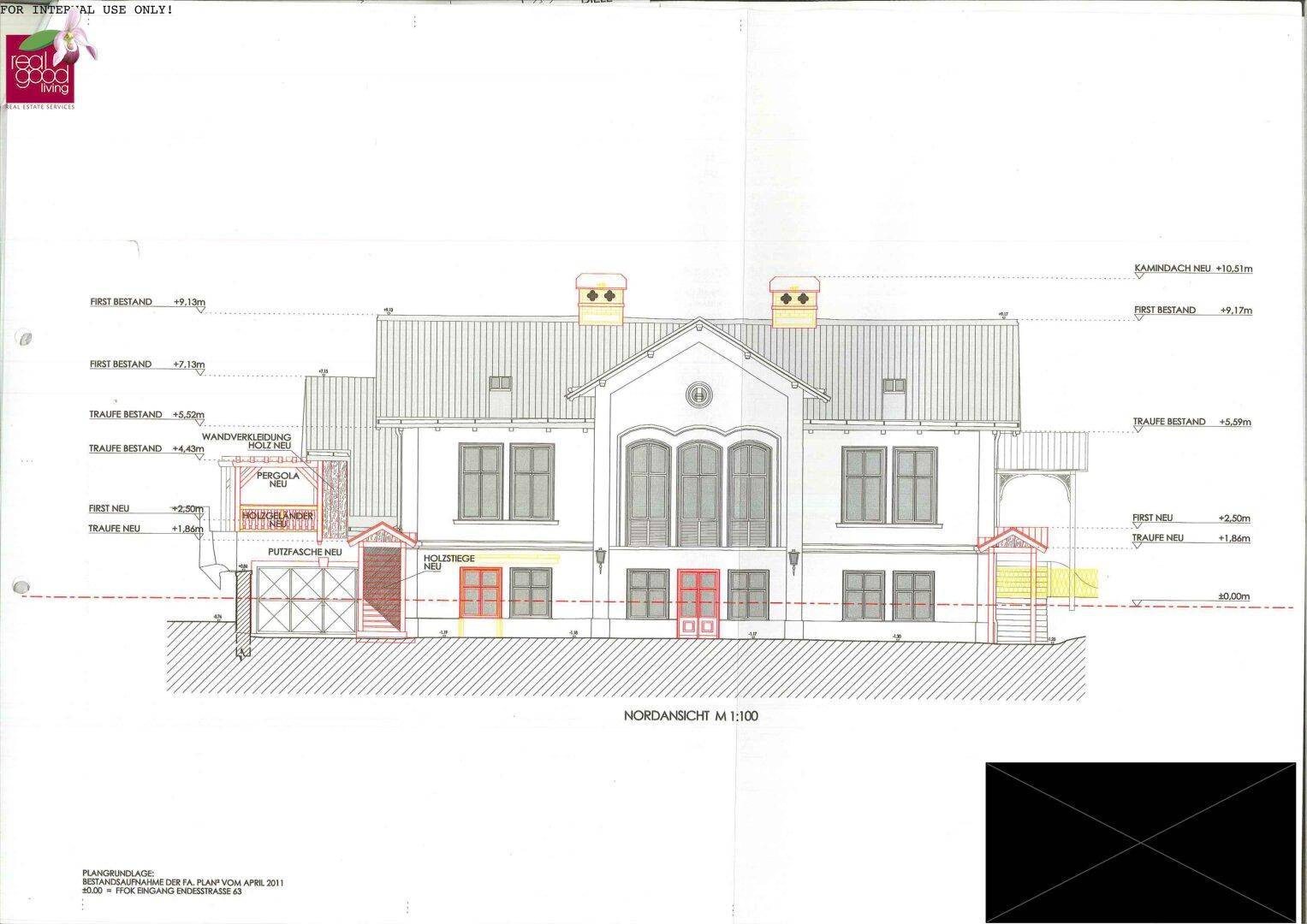 Nordansicht des Gebäudes mit architektonischen Details und Fensterfronten.