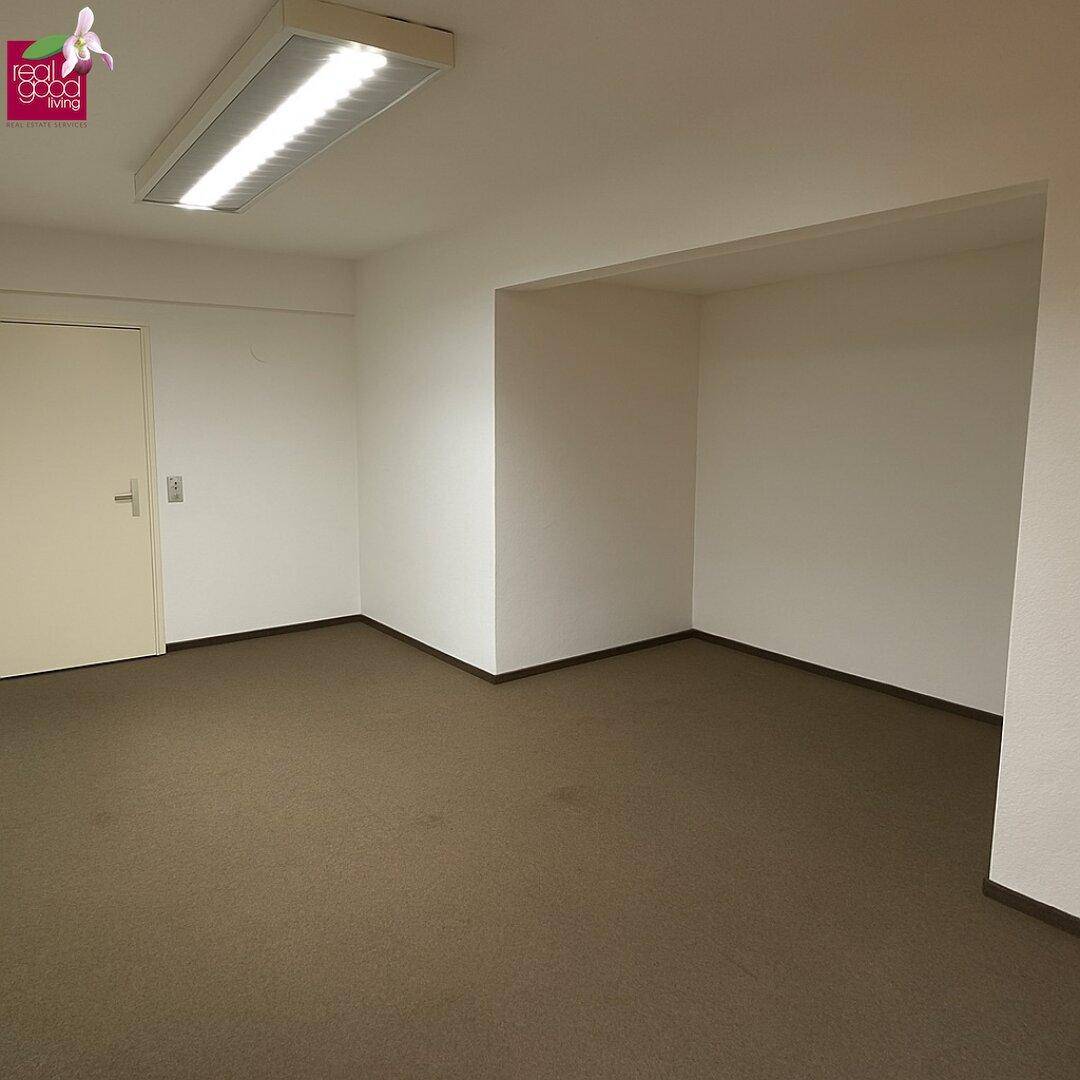 Kleiner, leerer Raum mit Teppichboden und einer Nische, geeignet als Büro oder Abstellraum.
