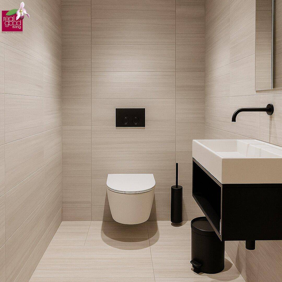 Modernes Gäste-WC mit wandhängendem WC, minimalistischem Waschbecken und beigefarbenen Fliesen.