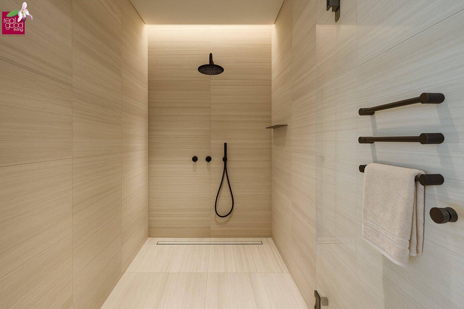 Geräumige begehbare Dusche mit Regenduschkopf und modernen Fliesen.