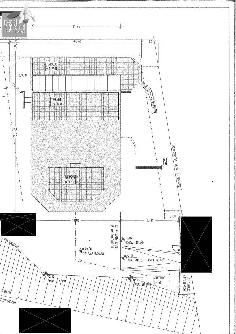 Lageplan des Grundstücks mit mehreren Terrassenbereichen und Zufahrtsrampe zur Garage.