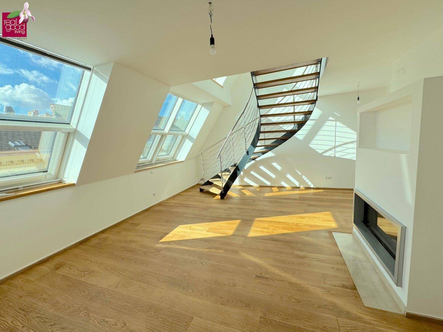 Lichtdurchflutetes Wohnzimmer mit Kamin, eleganter Wendeltreppe und großen Dachfenstern.