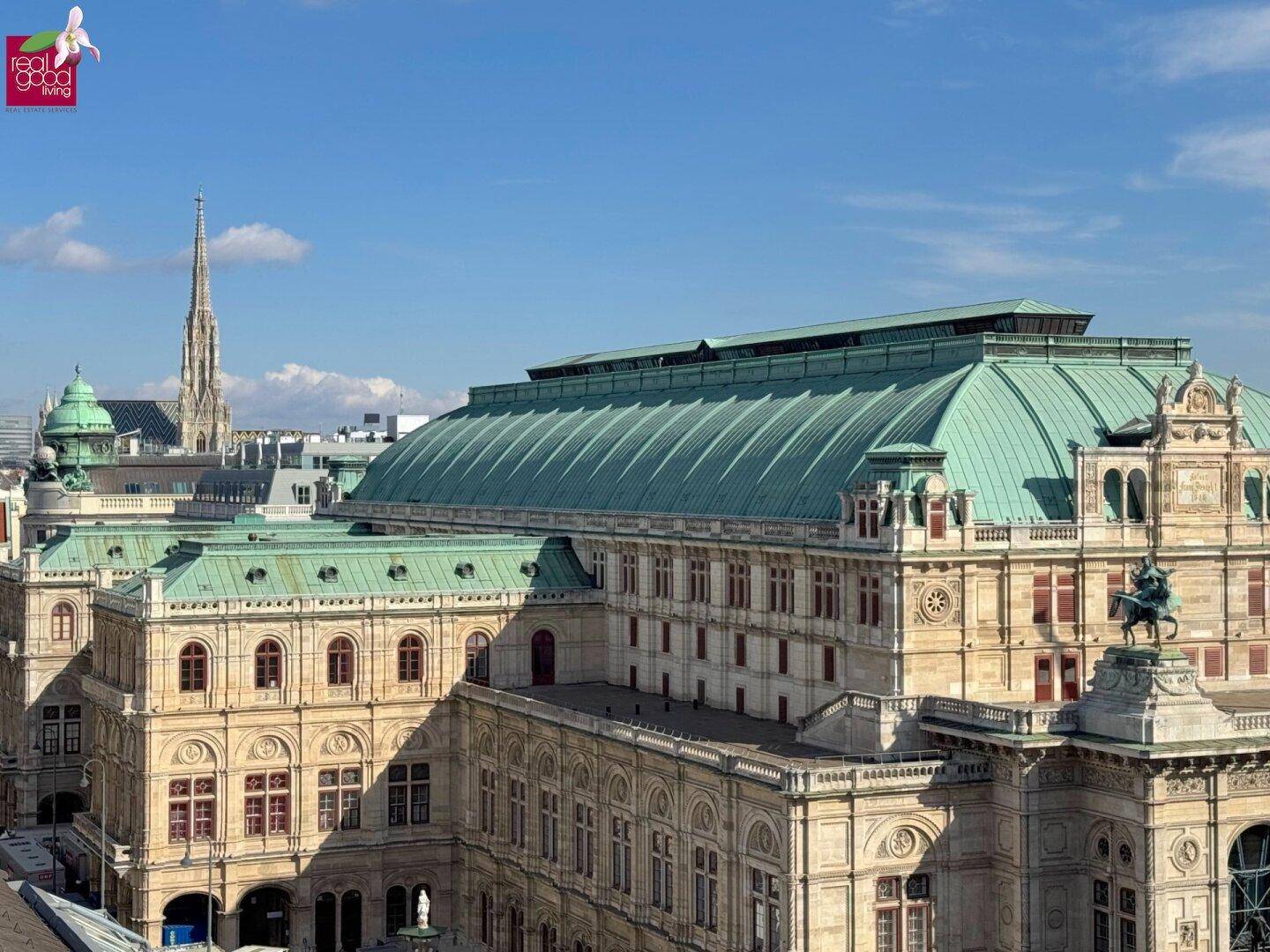 Tagsüber Blick auf das historische Gebäude mit markantem Kupferdach und Kirchturm im Stadtzentrum.