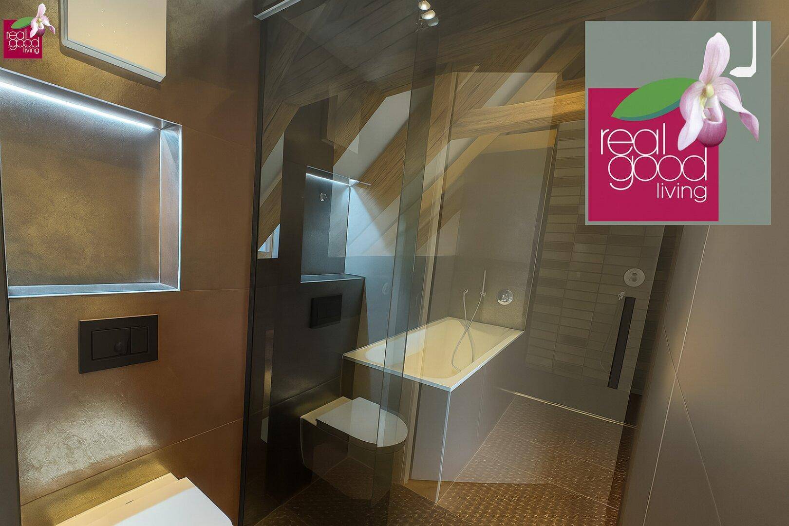 Modernes Badezimmer mit Toilette, Dusche und Badewanne in dunklen Farbtönen.