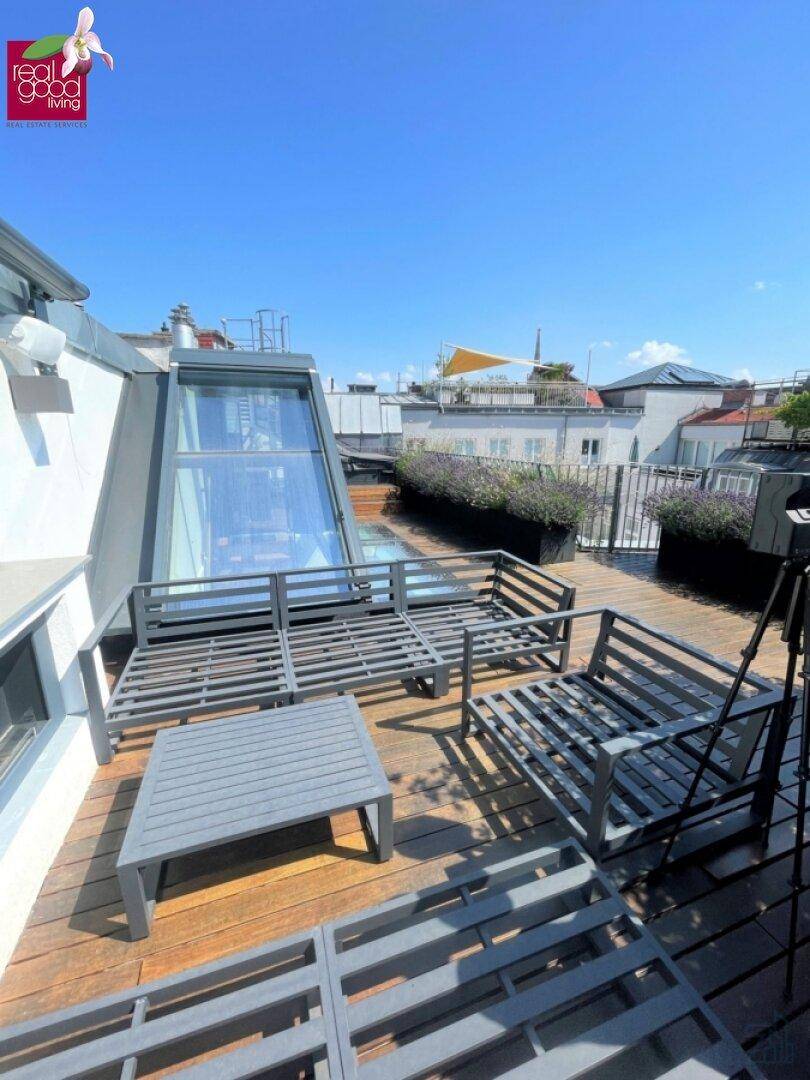 Großzügige Dachterrasse mit modernen Loungemöbeln und weitem Blick über die Stadt.