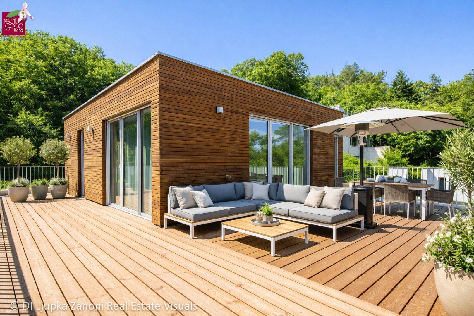 Modernes Holzhaus mit großer Holzterrasse, Sitzgruppe und Sonnenschirm.