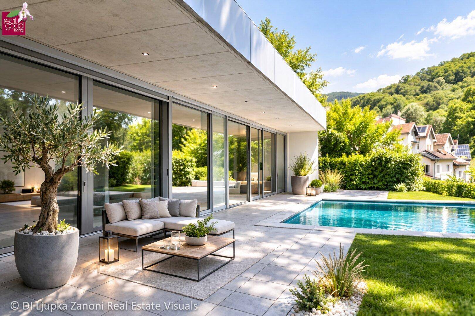Sonniger Außenbereich mit Pool, Liegefläche und Sitzgelegenheiten im Grünen.
