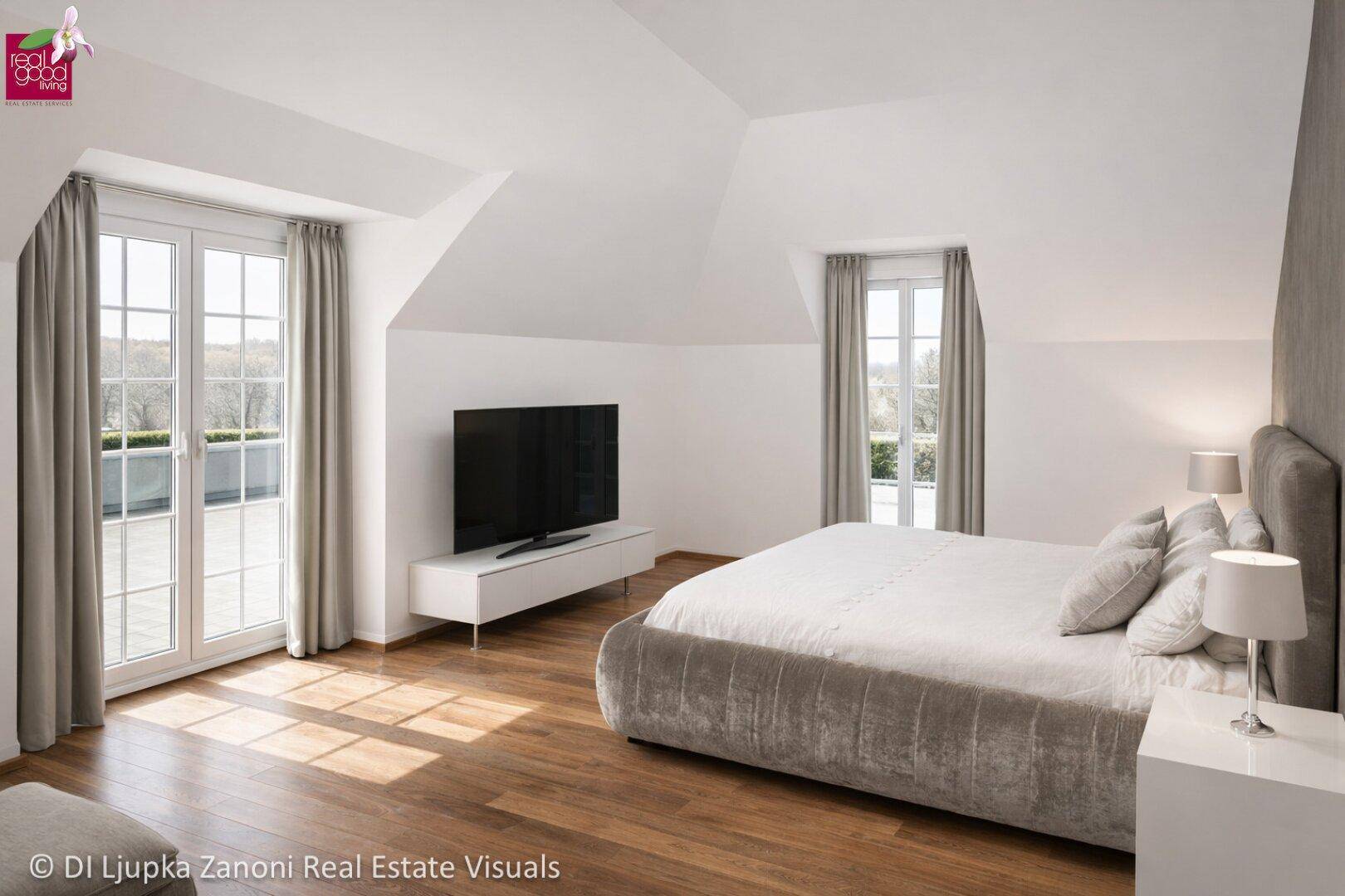 Gemütliches Schlafzimmer mit großem Bett, Fernseher und Zugang zu einem Balkon oder einer Terrasse.