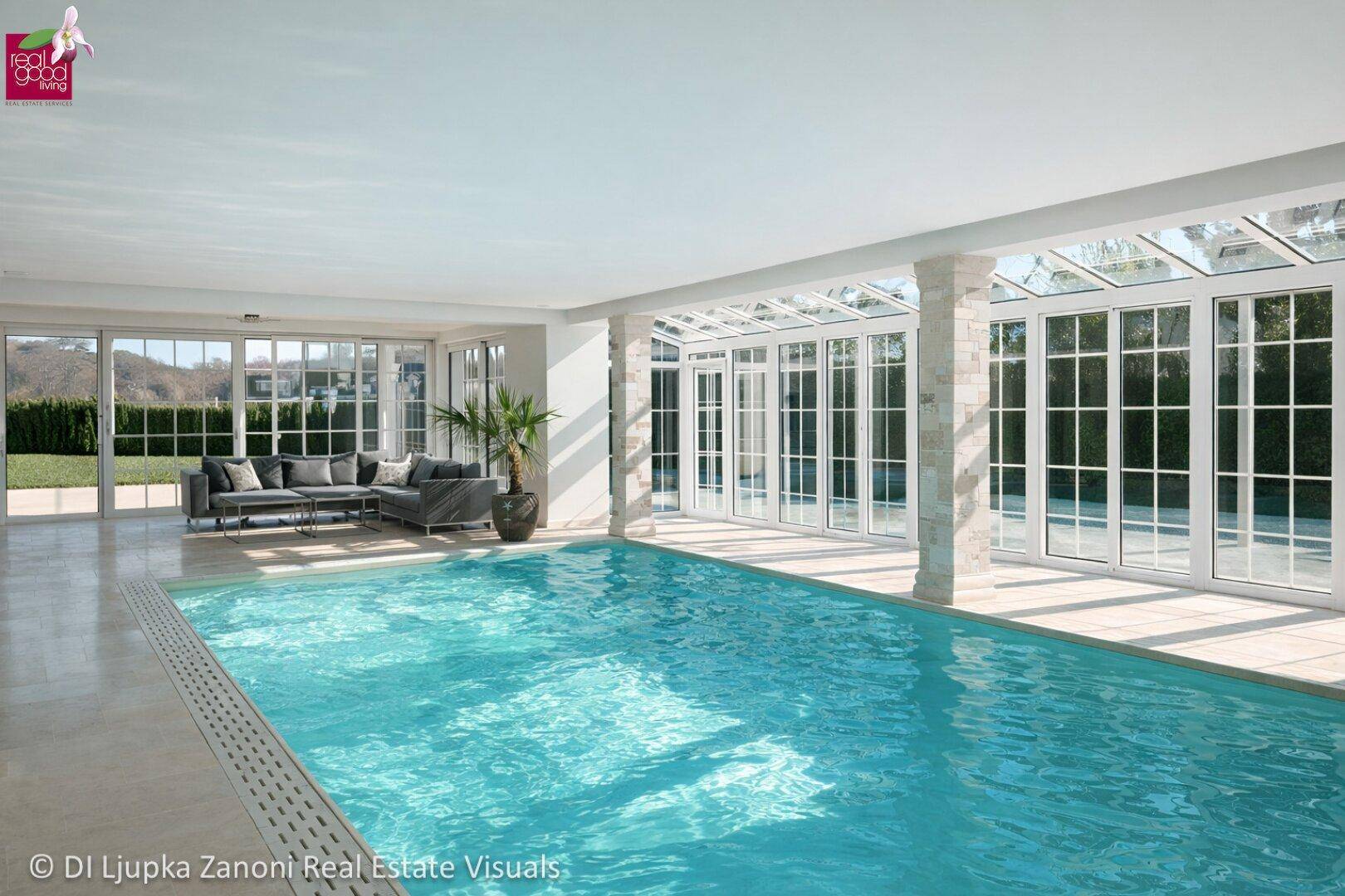Heller Innenpoolbereich mit großem Schwimmbecken, gemütlicher Sitzecke und Zugang zum Garten.