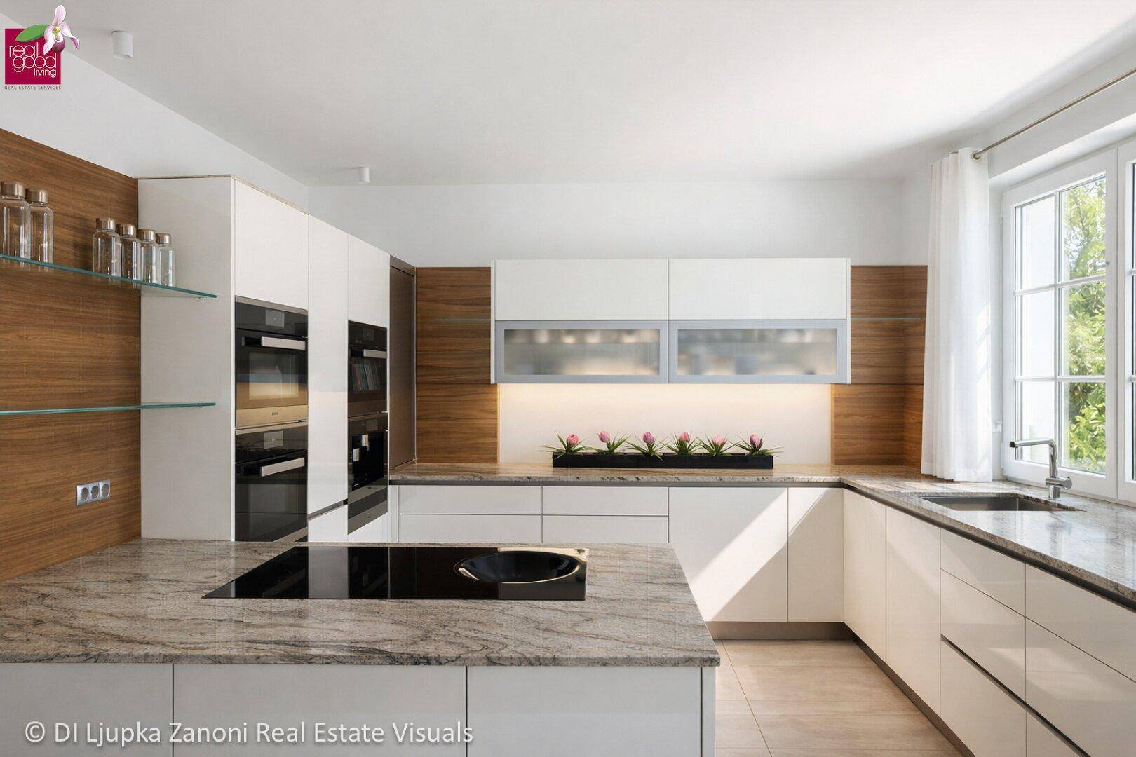 Moderne Küche mit weißen Schränken, Holzdetails, Granitarbeitsplatten und integrierten Geräten.