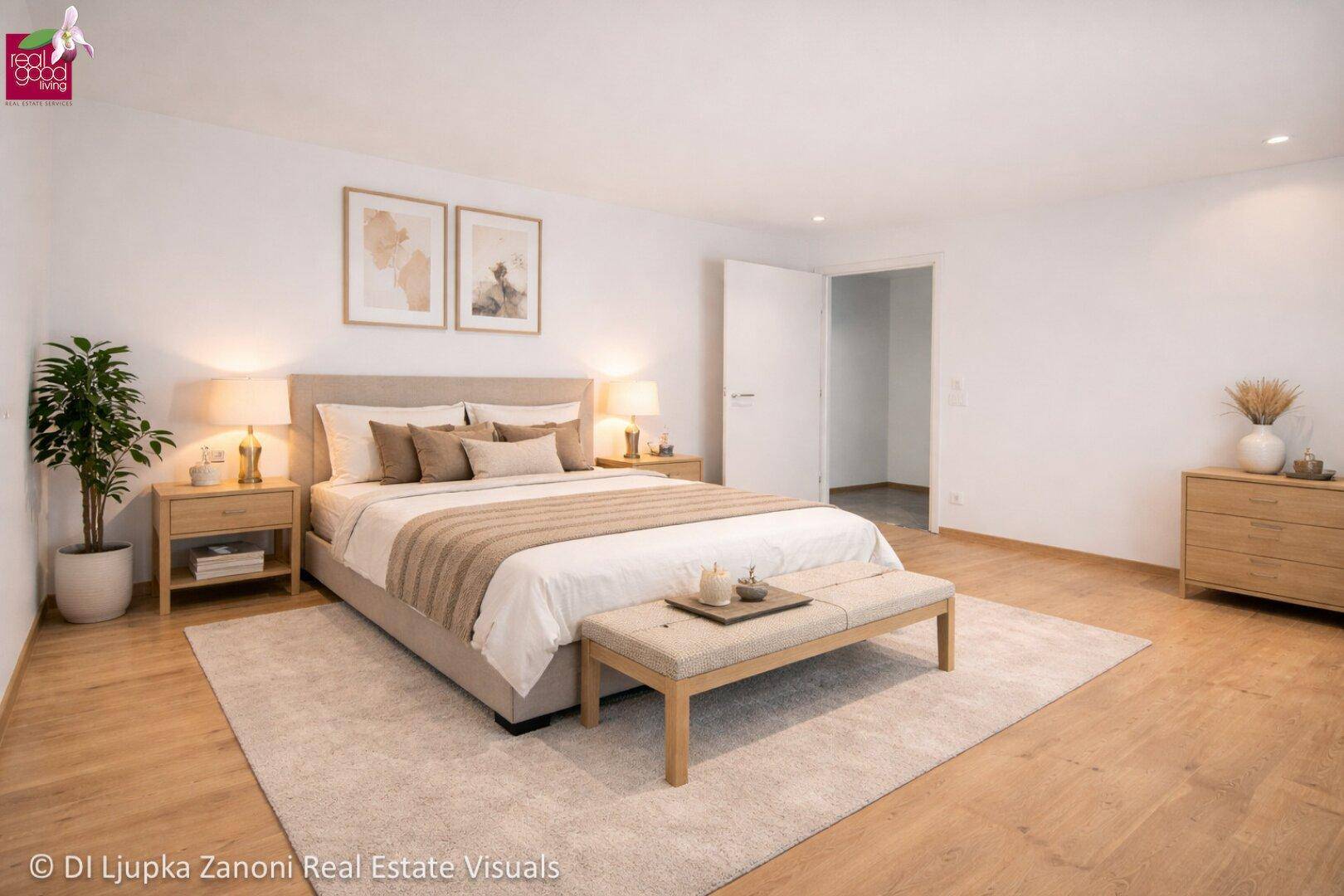 Geräumiges Schlafzimmer mit Holzboden, Doppelbett und minimalistischer Dekoration.