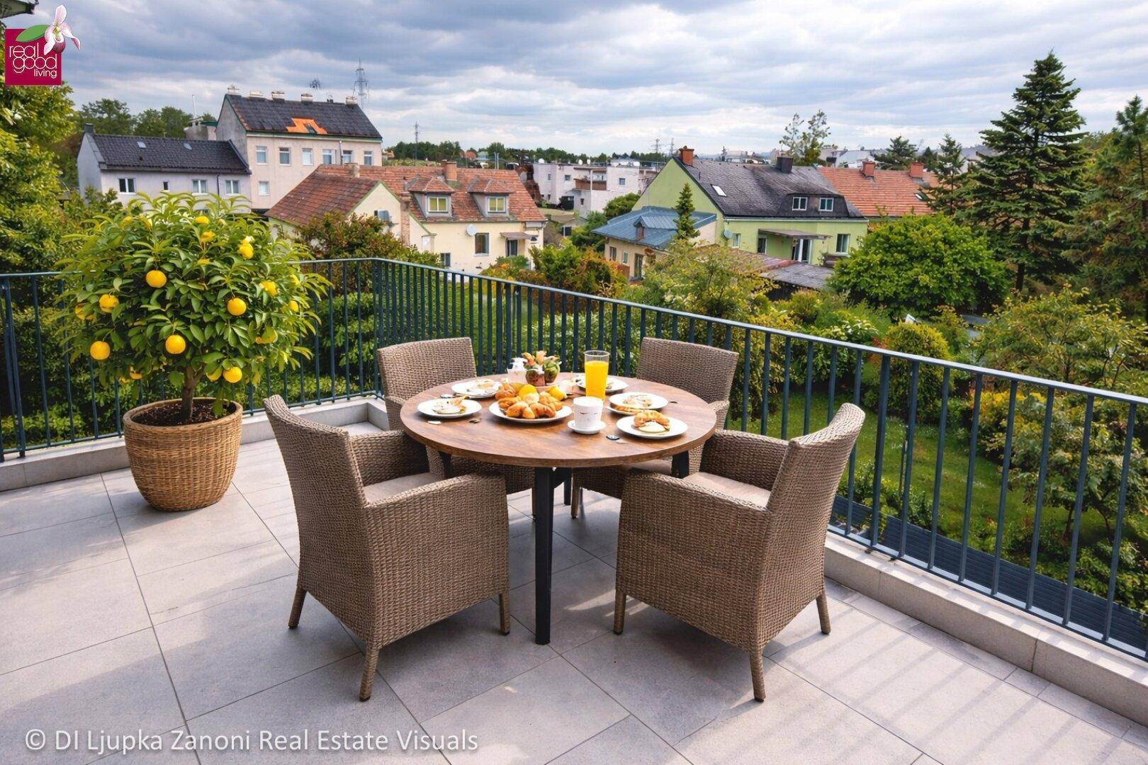 Geräumige Terrasse mit Esstisch, Korbmöbeln und weitem Blick über die Stadt.