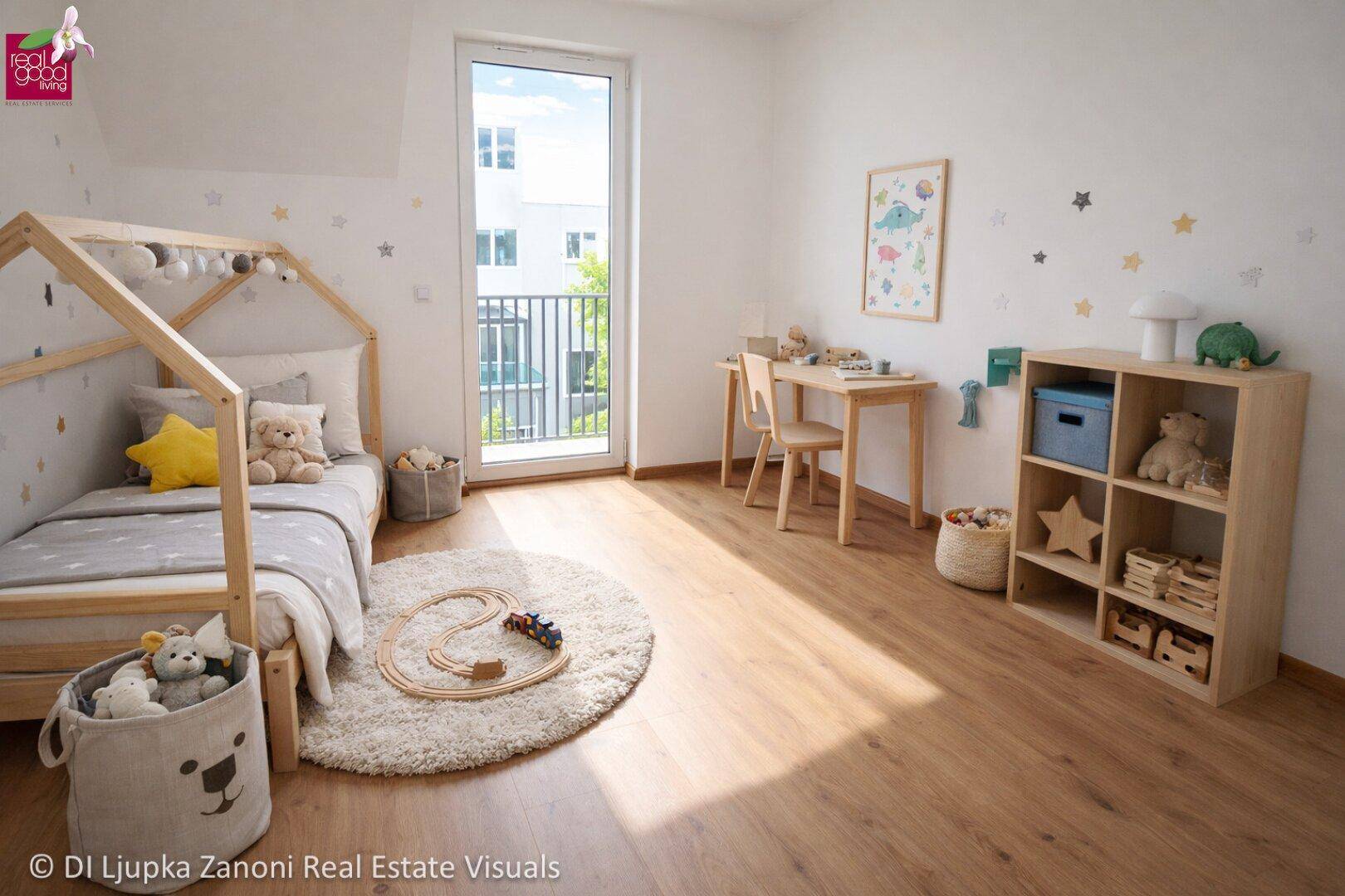 Kinderzimmer mit Holzboden, hellem Tageslicht und Zugang zu einem französischen Balkon.
