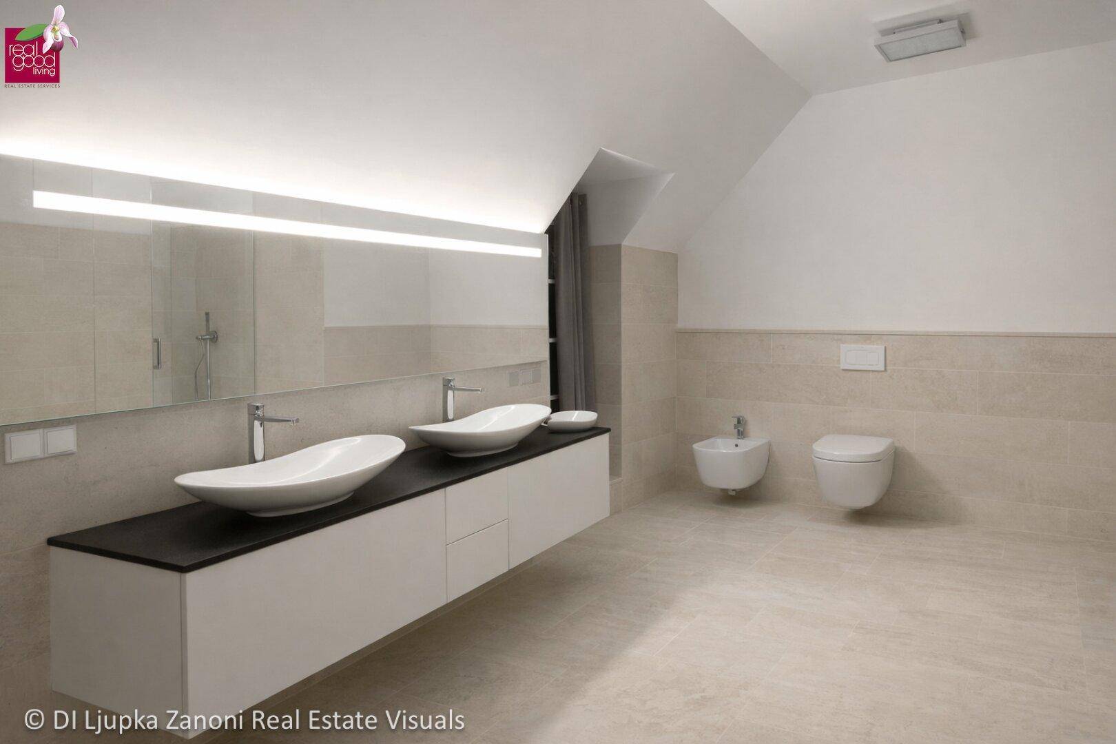 Modernes Badezimmer mit Doppelwaschbecken, großem Spiegel, Wand-WC und Bidet.