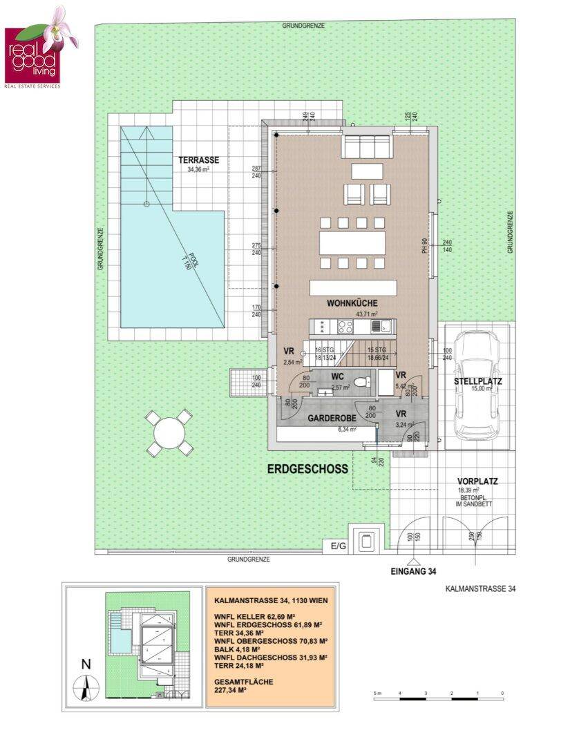 Grundriss des Erdgeschosses mit Wohnküche, Terrasse, Pool und Stellplatz.