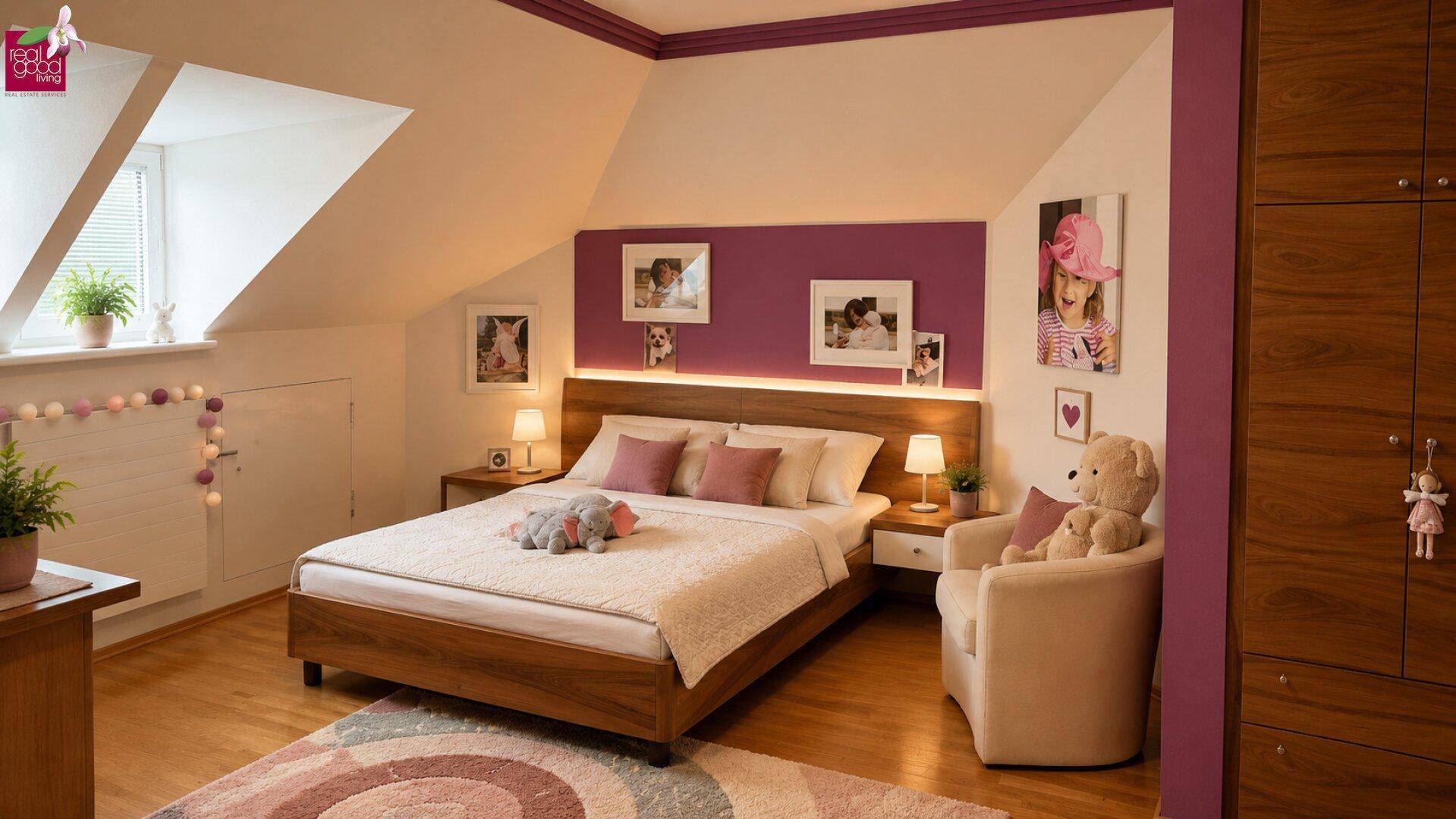 Helles Schlafzimmer mit Holzbett, lila Akzentwand und Dachschrägen im Obergeschoss.