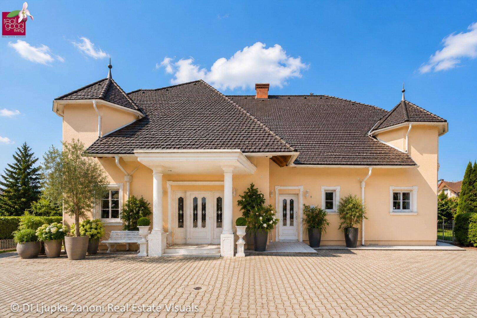 Repräsentative Fassade einer Villa mit klassischem Eingangsbereich und gepflegter Auffahrt.