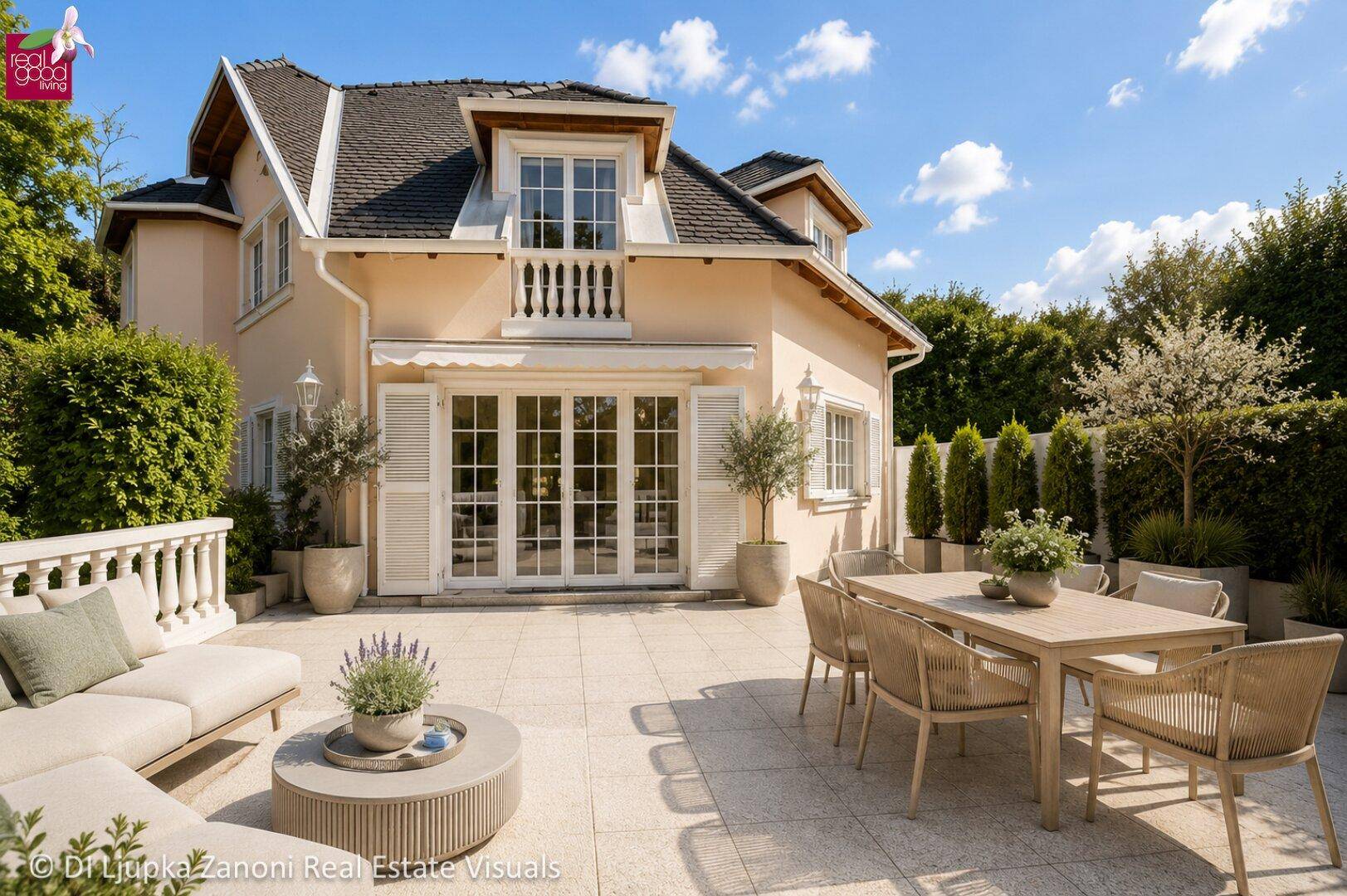 Geräumige Terrasse mit Essbereich und Loungemöbeln, umgeben von gepflegtem Grün.