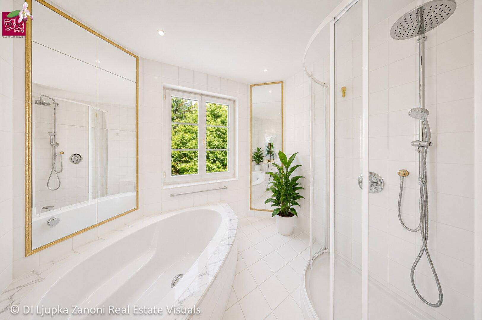Modernes Badezimmer mit Badewanne, Dusche, Fenster und eleganten goldenen Akzenten.
