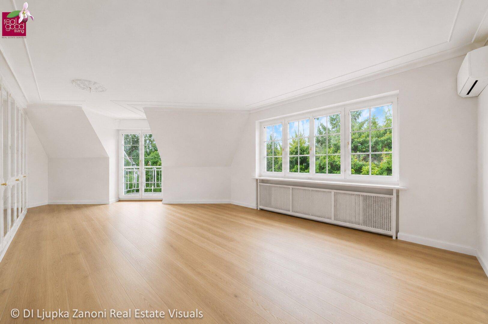 Geräumiges Schlafzimmer mit Holzboden, Klimaanlage und Zugang zu einem französischen Balkon.