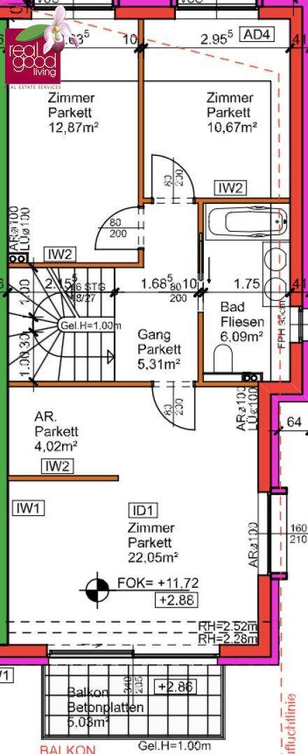 Grundriss des Obergeschosses mit drei Schlafzimmern, Badezimmer, Flur und Balkonzugang.