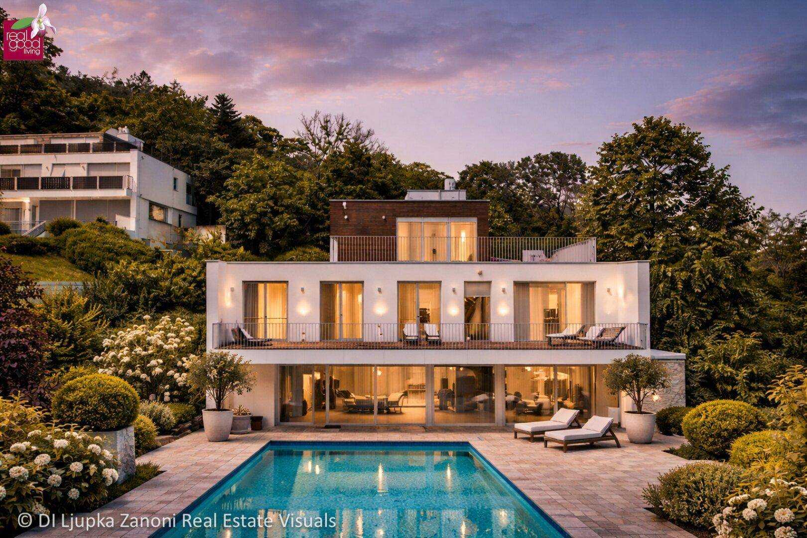 Elegante Villa mit großem Poolbereich und gepflegtem Garten bei Sonnenuntergang.