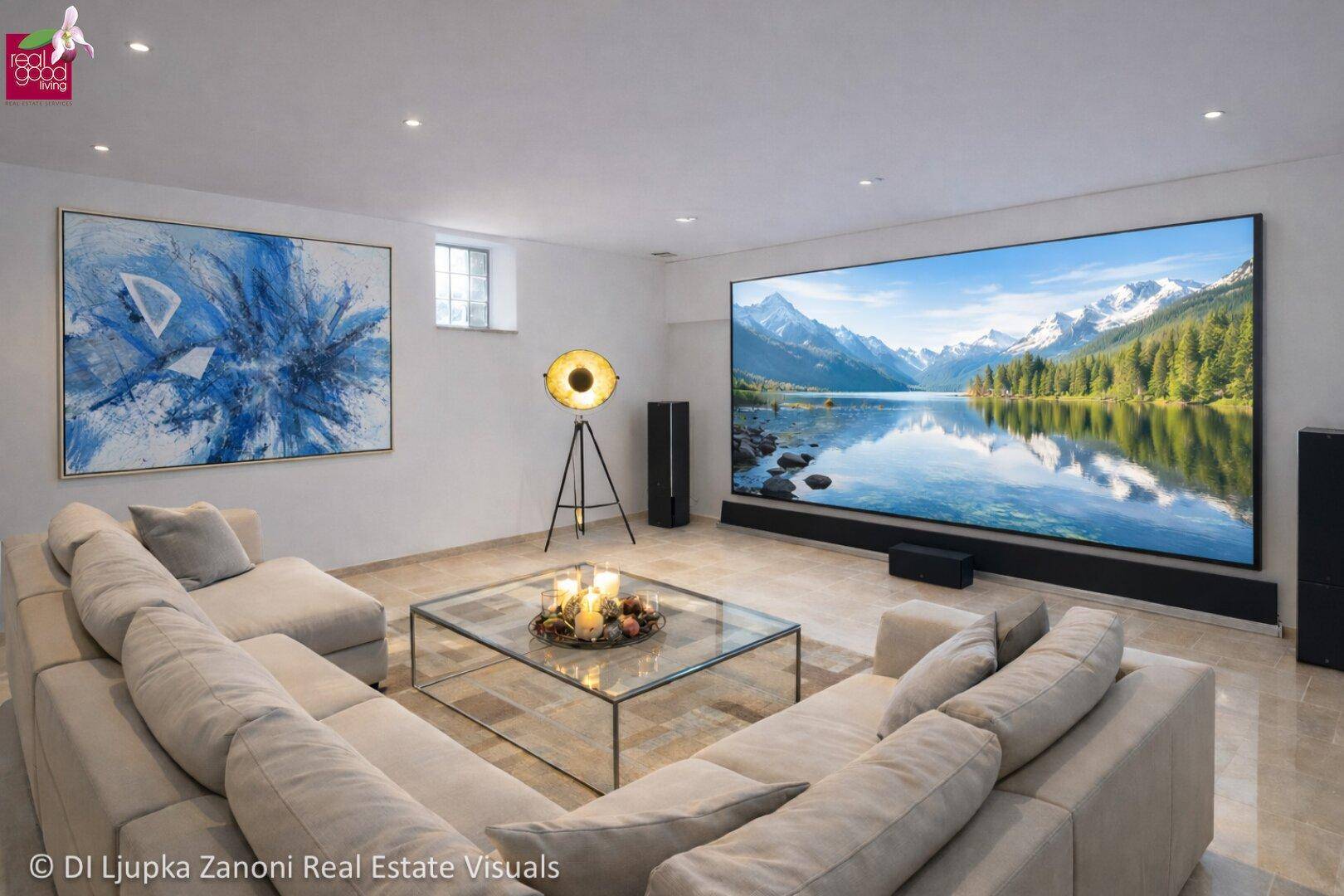 Gemütlicher Medienraum mit großer Leinwand, bequemer Couch und moderner Kunst an der Wand.