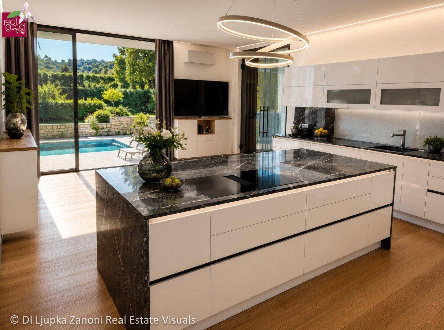 Moderne Küche mit großer Kochinsel aus Marmor, weißen Schränken und Blick auf den Pool.