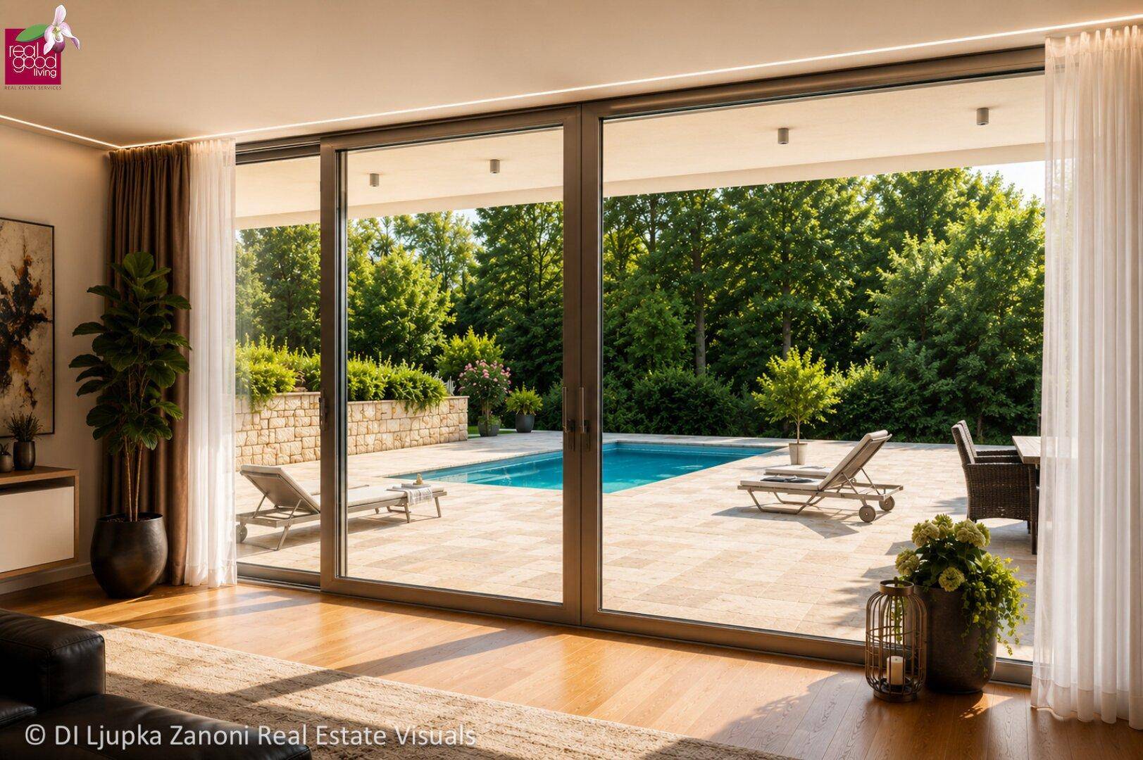 Große Glasschiebetüren bieten einen weiten Blick auf den Poolbereich und den gepflegten Garten.