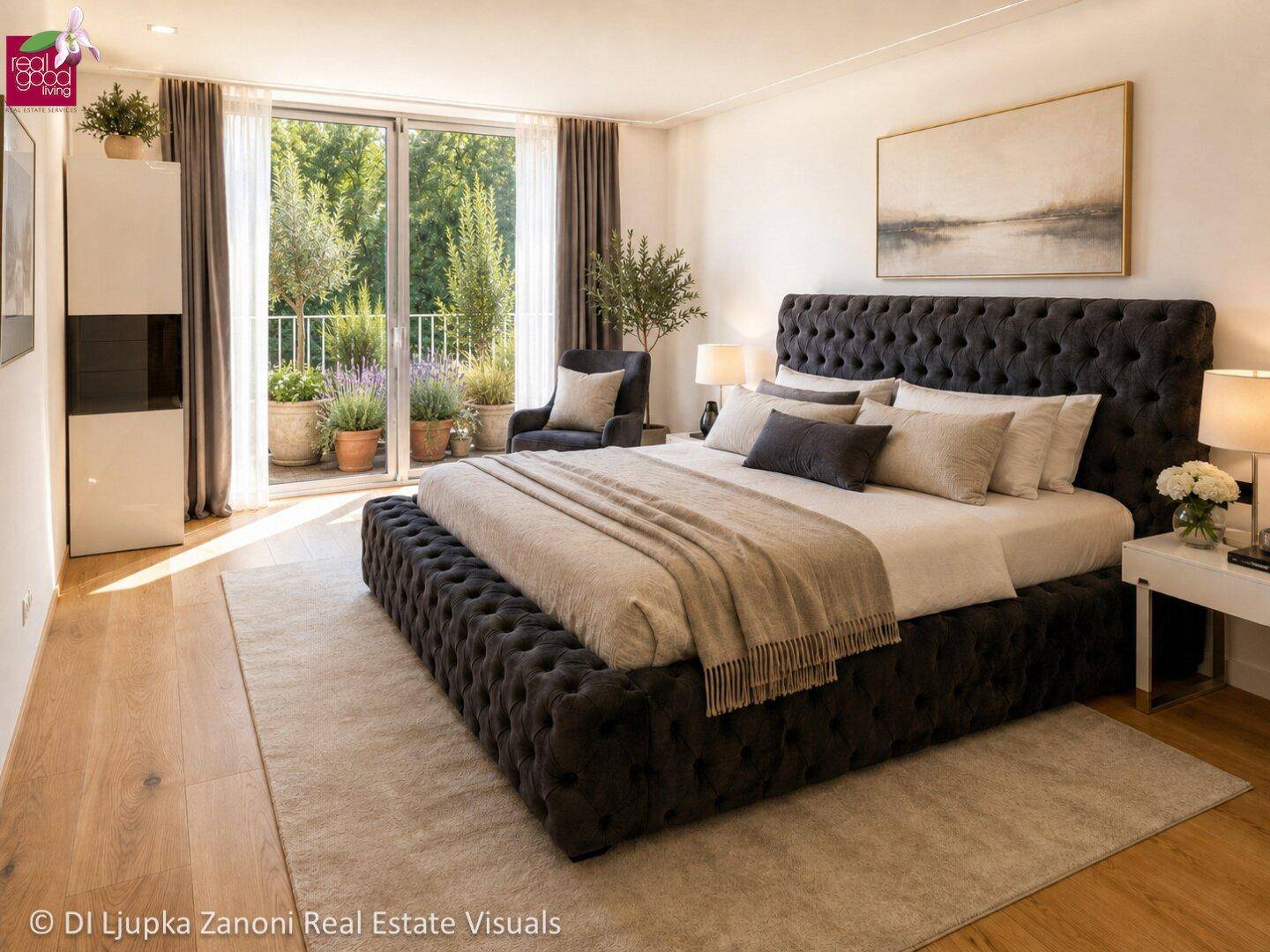 Gemütliches Schlafzimmer mit großem Polsterbett, Holzboden und Zugang zu einem bepflanzten Balkon.