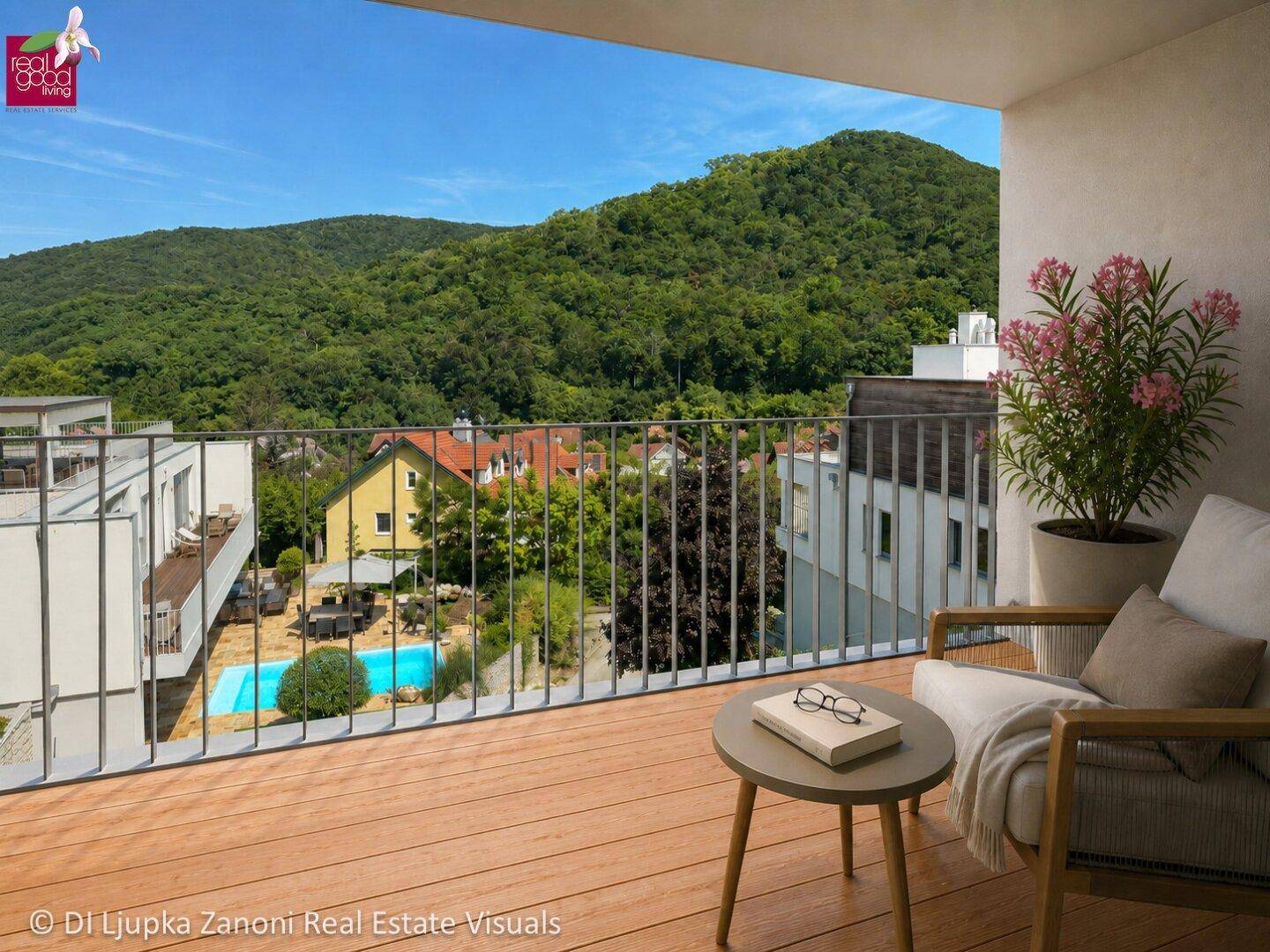 Sonniger Balkon mit Holzboden, Sitzgelegenheiten und weitem Blick auf die umliegende Hügellandschaft.