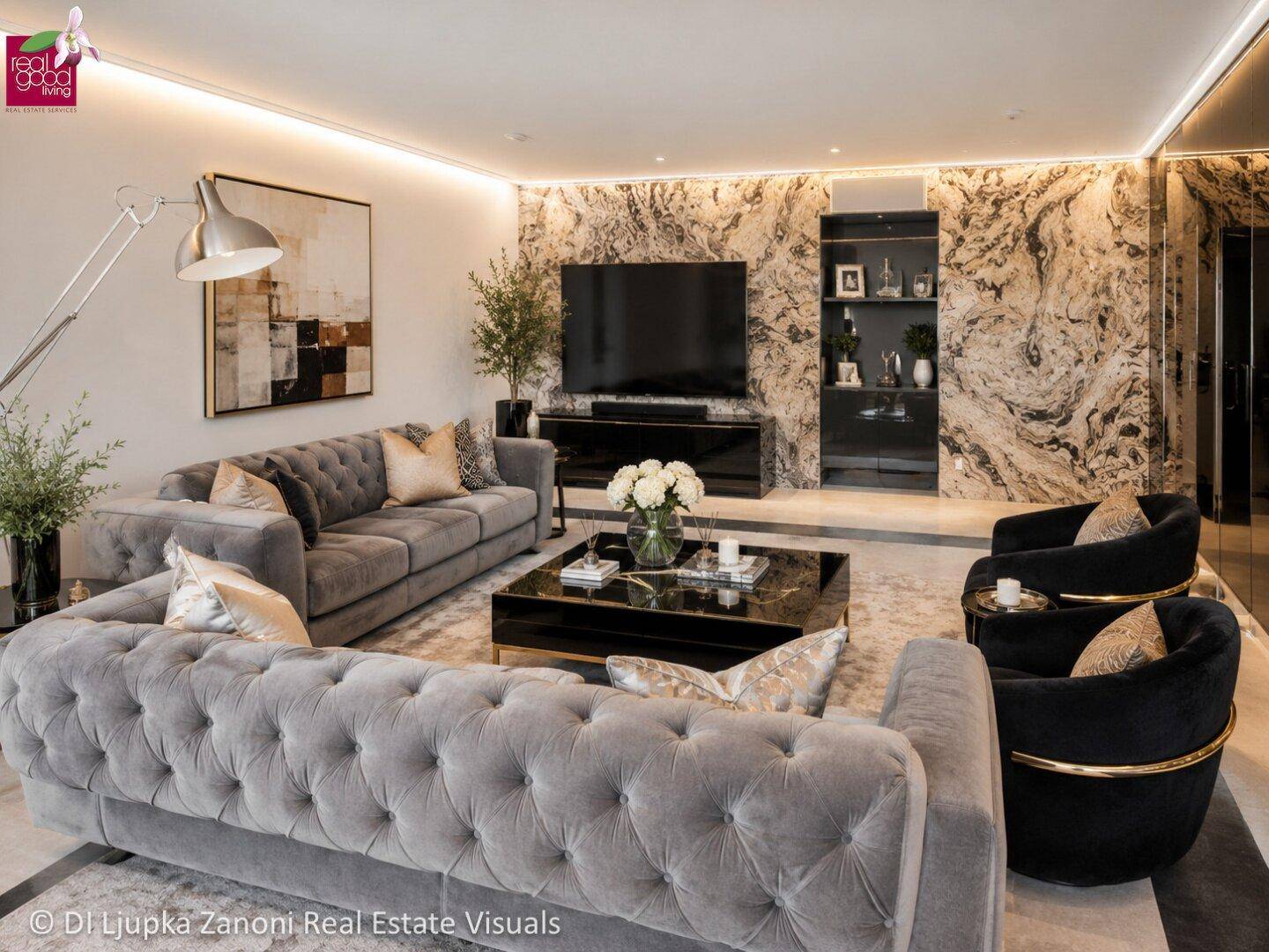 Luxuriöses Wohnzimmer mit eleganten Sofas, Marmorwand und modernem Interieur.