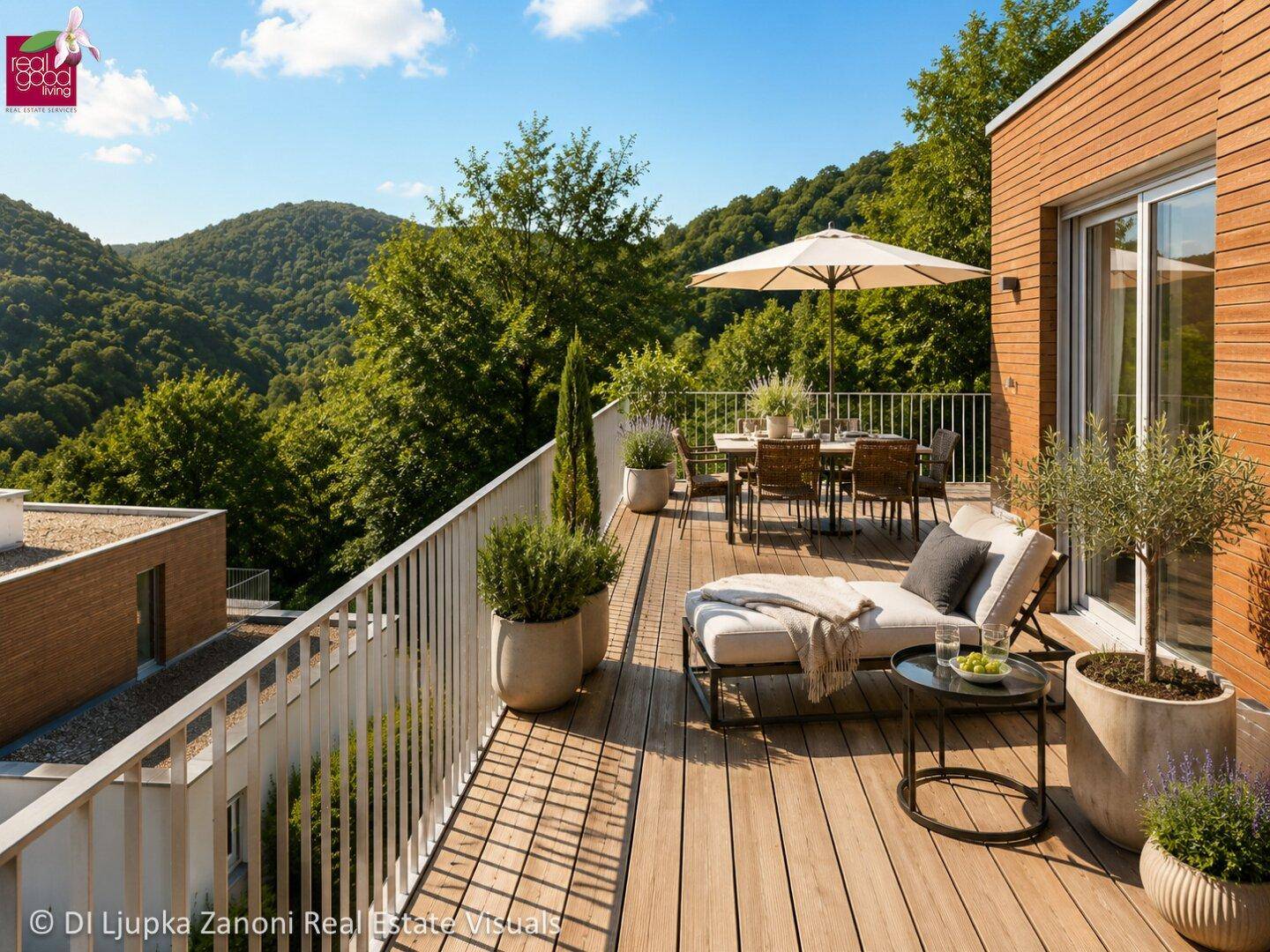 Große Holzterrasse mit Essbereich, Liegestühlen und Panoramablick auf die bewaldeten Hügel.