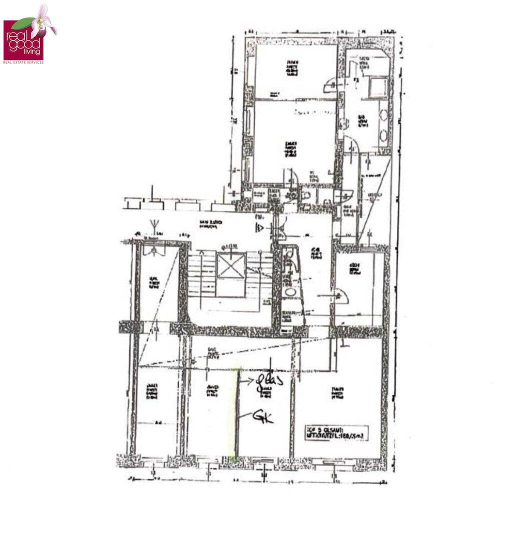 Detaillierter Grundrissplan einer Etage mit mehreren Räumen und Sanitärbereichen.