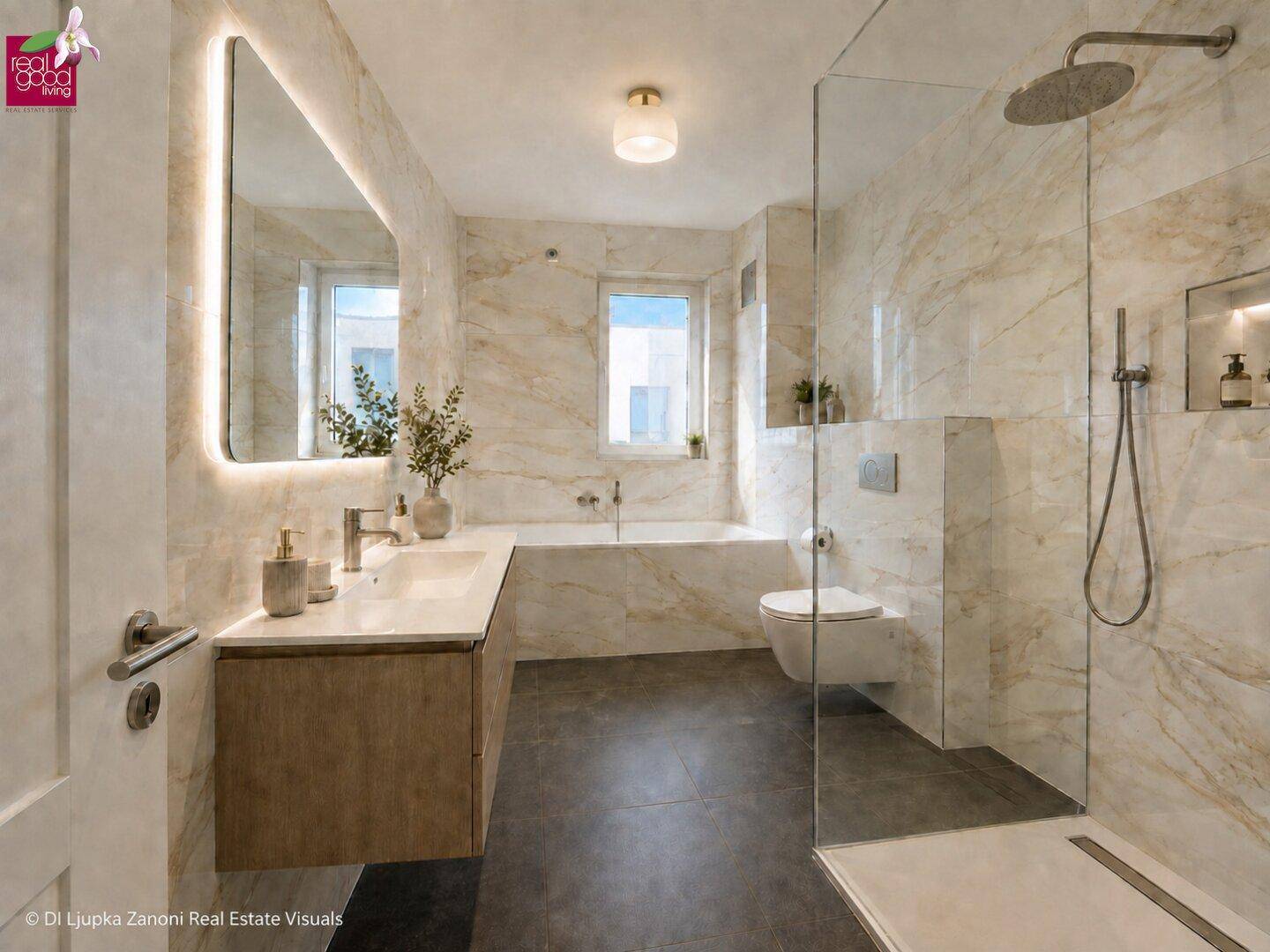 Modernes Badezimmer mit Marmorfliesen, begehbarer Dusche und Badewanne, sowie beleuchtetem Spiegel.