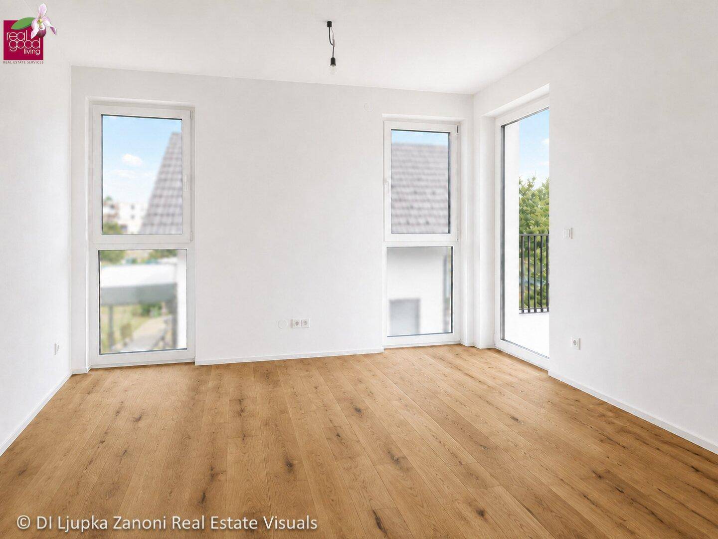 Leeres Zimmer mit Holzboden, großen Fenstern und Zugang zu einem kleinen Balkon.