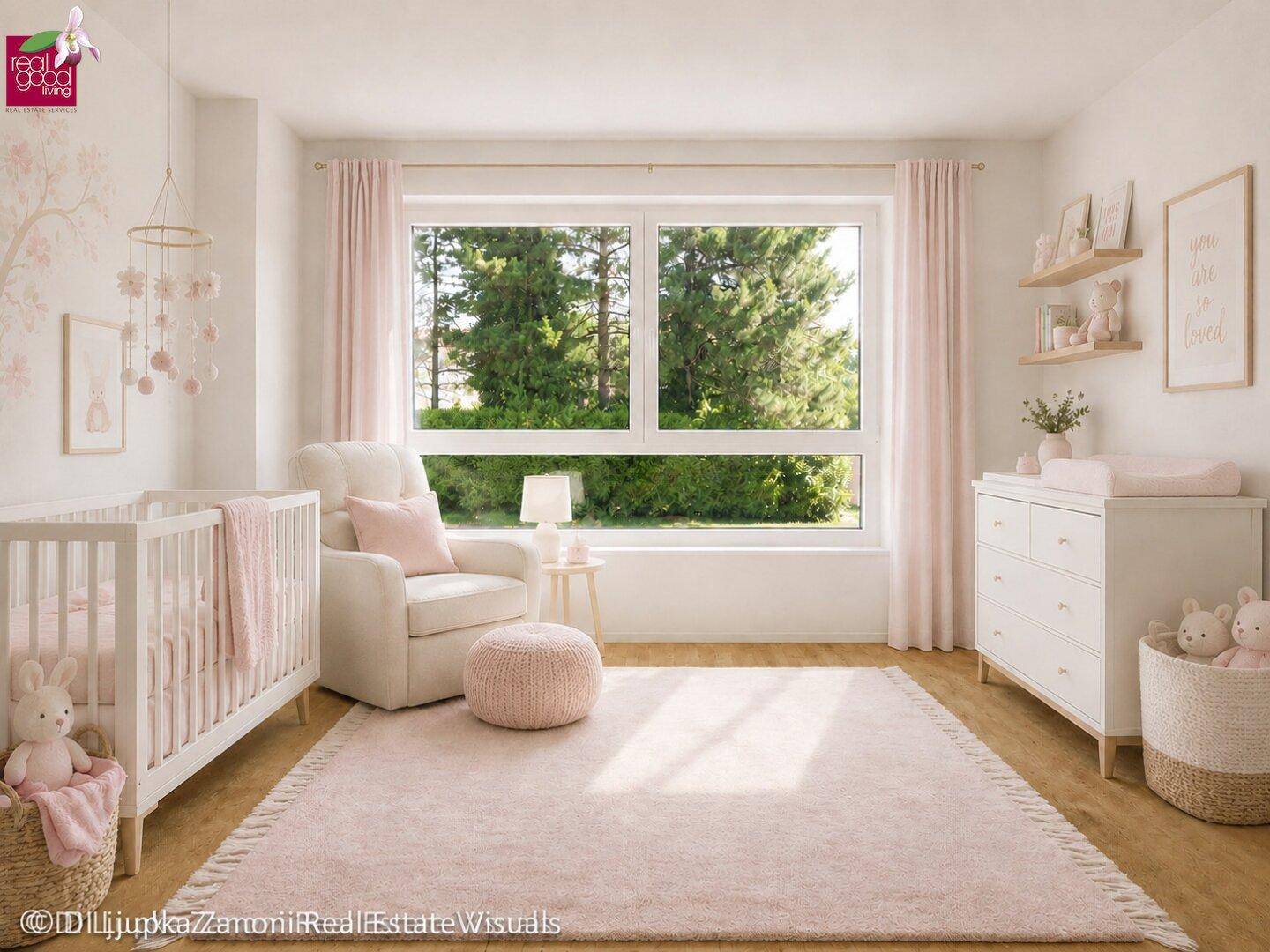 Freundliches Kinderzimmer mit Babybett, Schaukelstuhl und großem Fenster mit Blick ins Grüne.