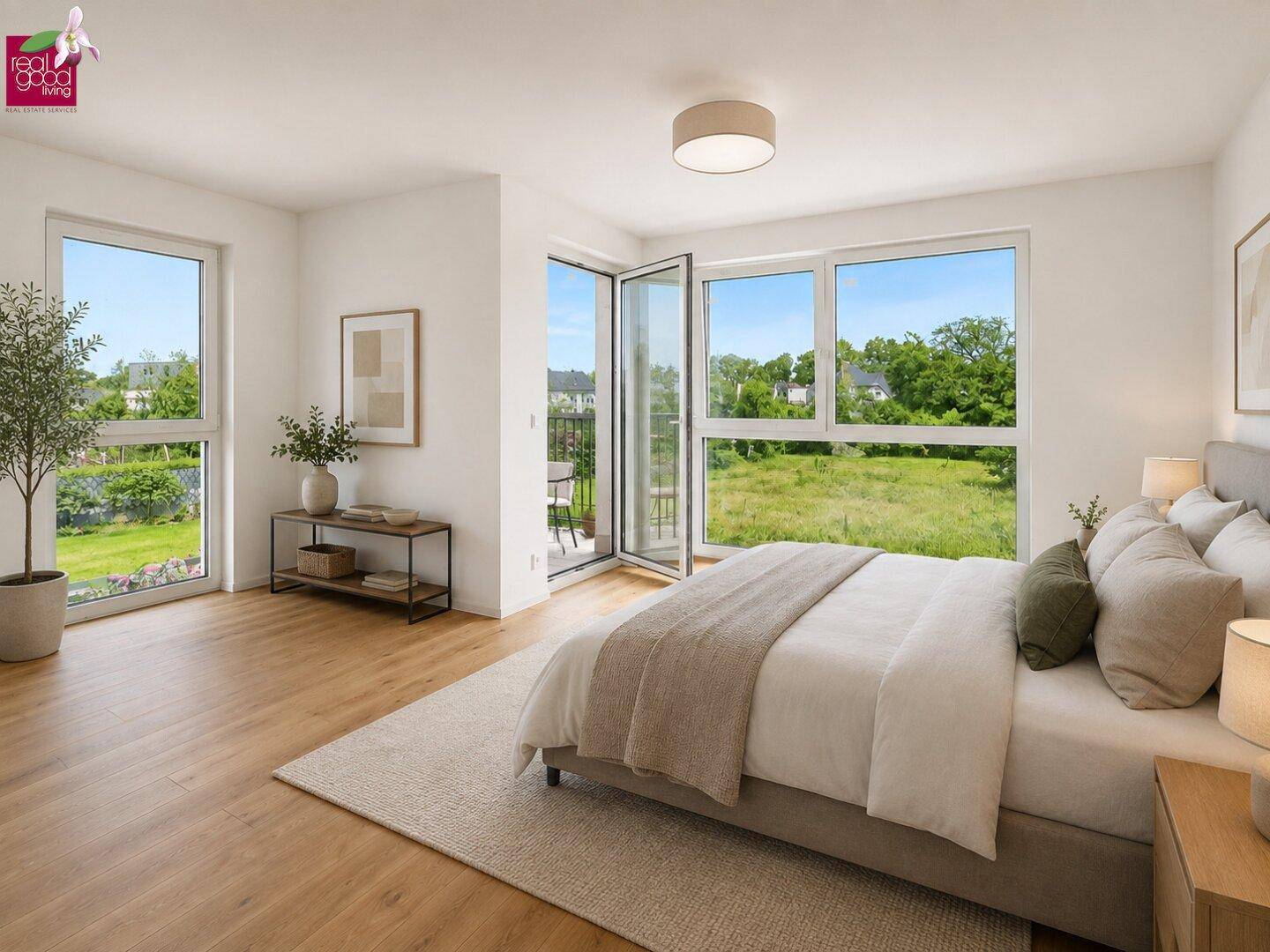 Helles Schlafzimmer mit Holzboden, großem Bett und Zugang zu einem kleinen Balkon mit Grünblick.