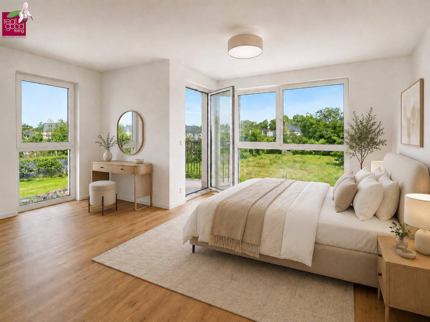 Helles Schlafzimmer mit Balkonzugang, großen Fenstern und weitem Blick ins Grüne.