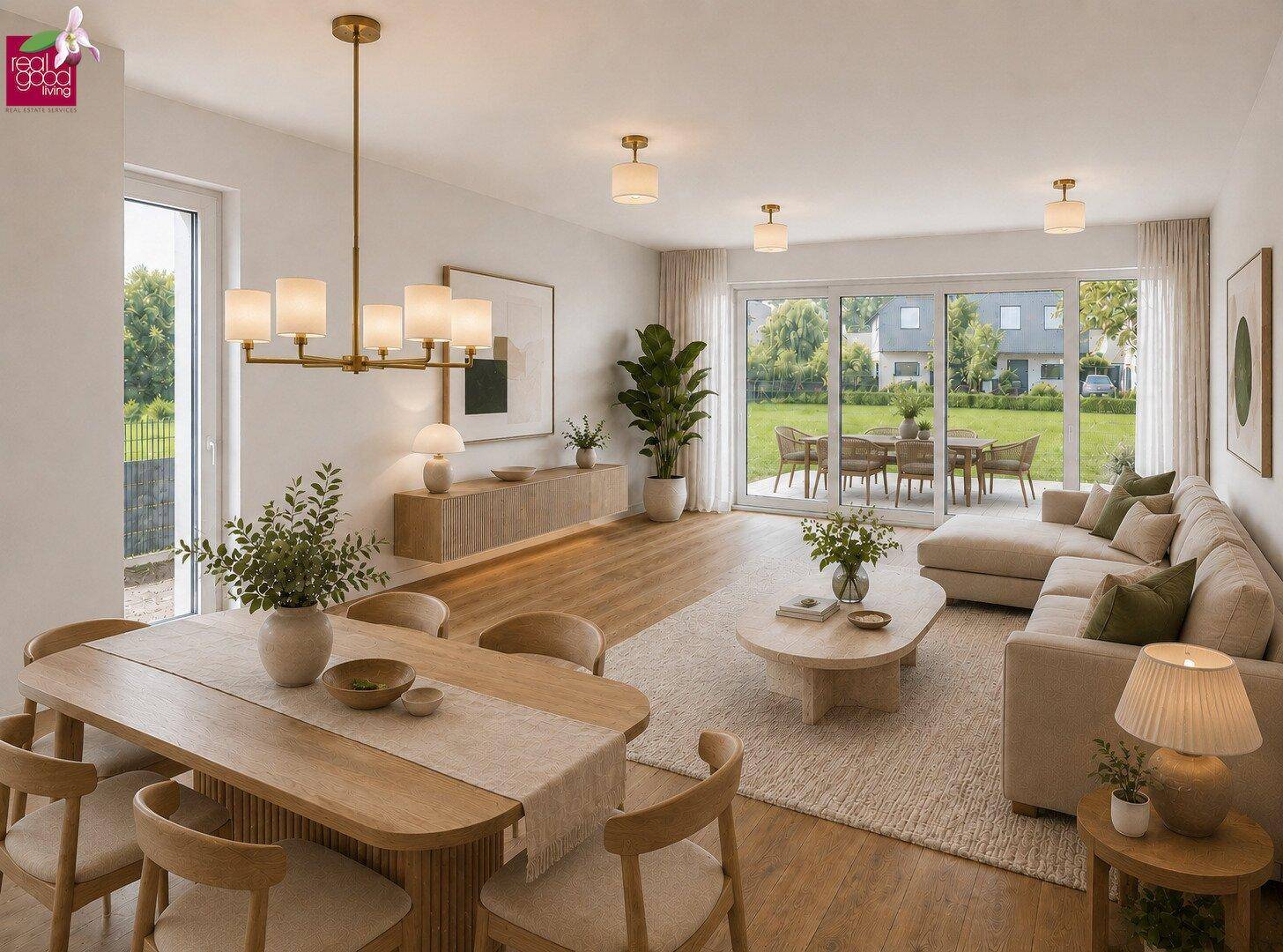 Helles, offenes Wohn-Esszimmer mit Holzboden, beigem Sofa und Blick in den Garten.