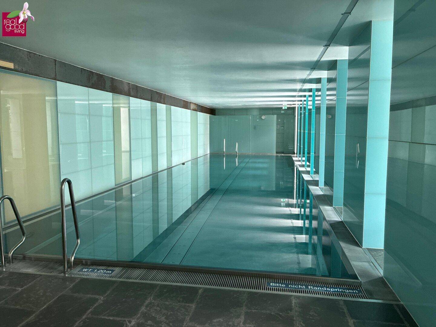 Modernes Hallenbad mit klarem Wasser und minimalistischem Design.