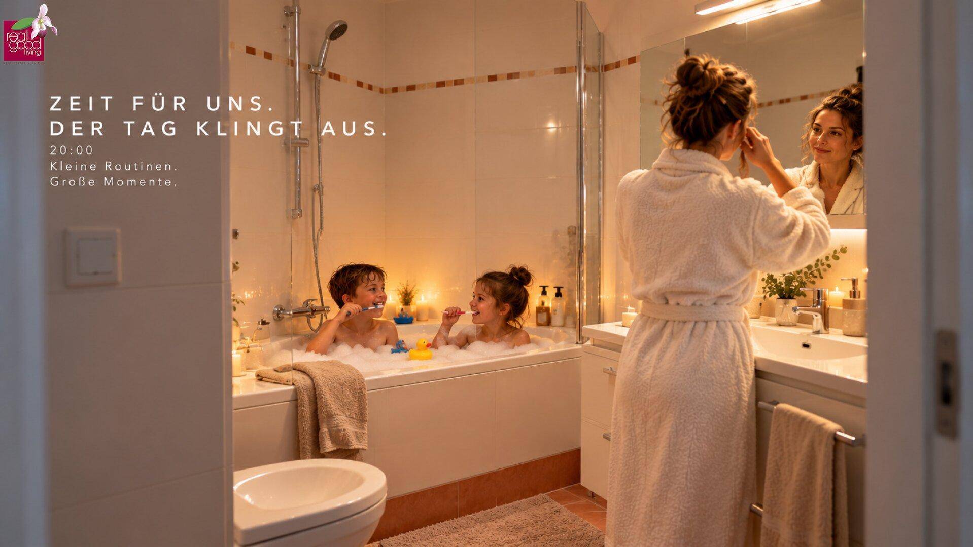 Familienbadezimmer mit Badewanne und Dusche, wo die Kinder baden, während die Mutter sich fertig macht.