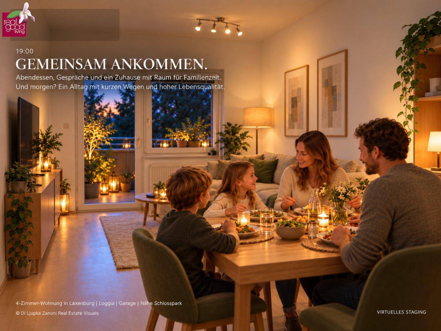 Gemütlicher Wohn-Essbereich mit Esstisch und Sofa, beleuchtet von Kerzenlicht, mit Zugang zur Loggia.