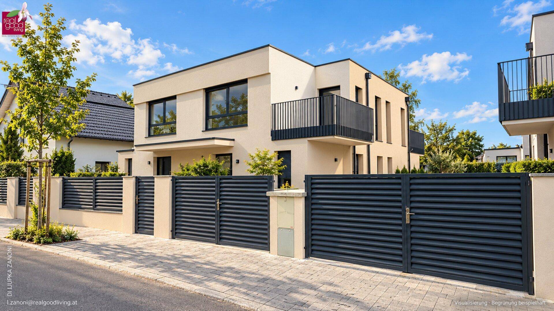 Modernes Einfamilienhaus mit eleganter Fassade, Balkonen und einem stilvollen Zaun.