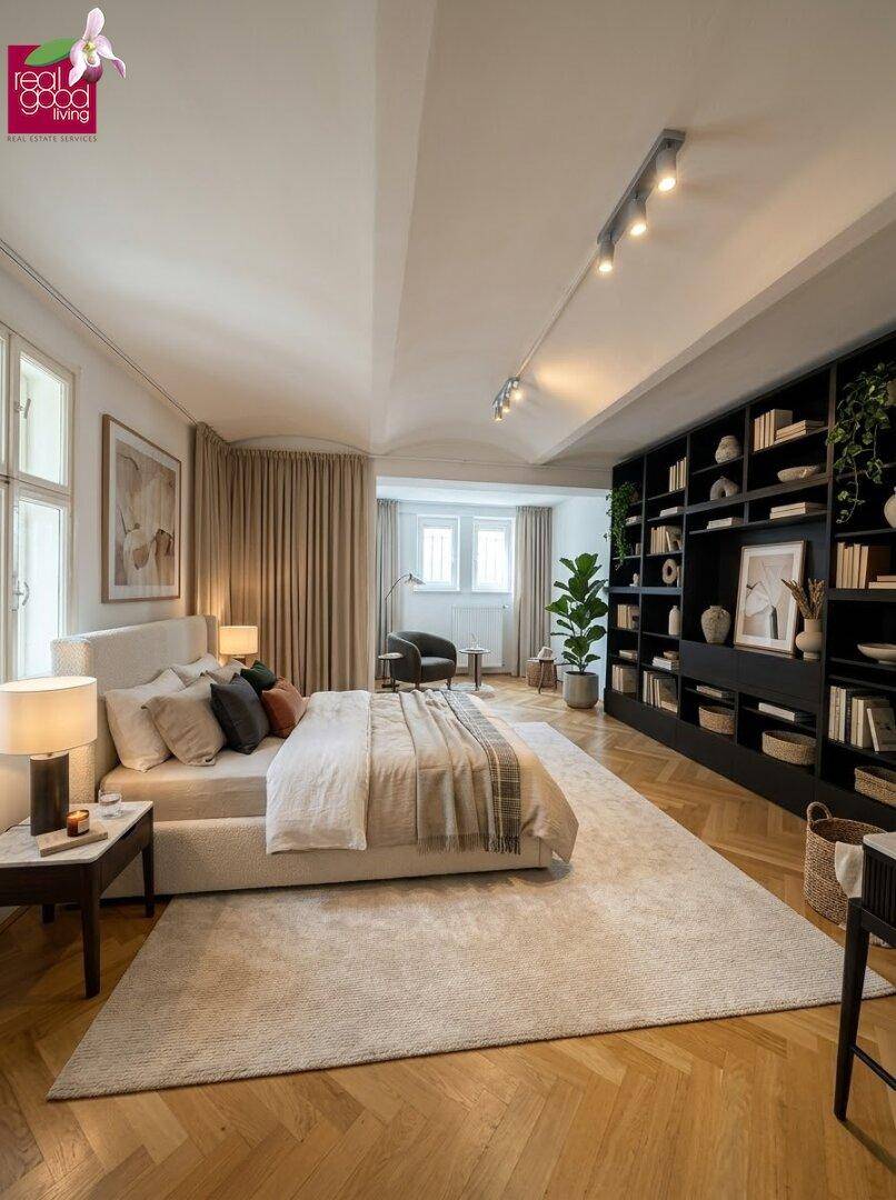 Elegantes Schlafzimmer mit großem Bett, Fischgrätparkett und einer stilvollen Bücherwand.
