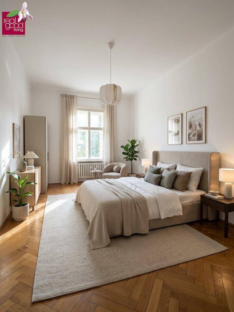 Gemütliches Schlafzimmer mit hellem Bett, Fischgrätparkett und viel natürlichem Licht.