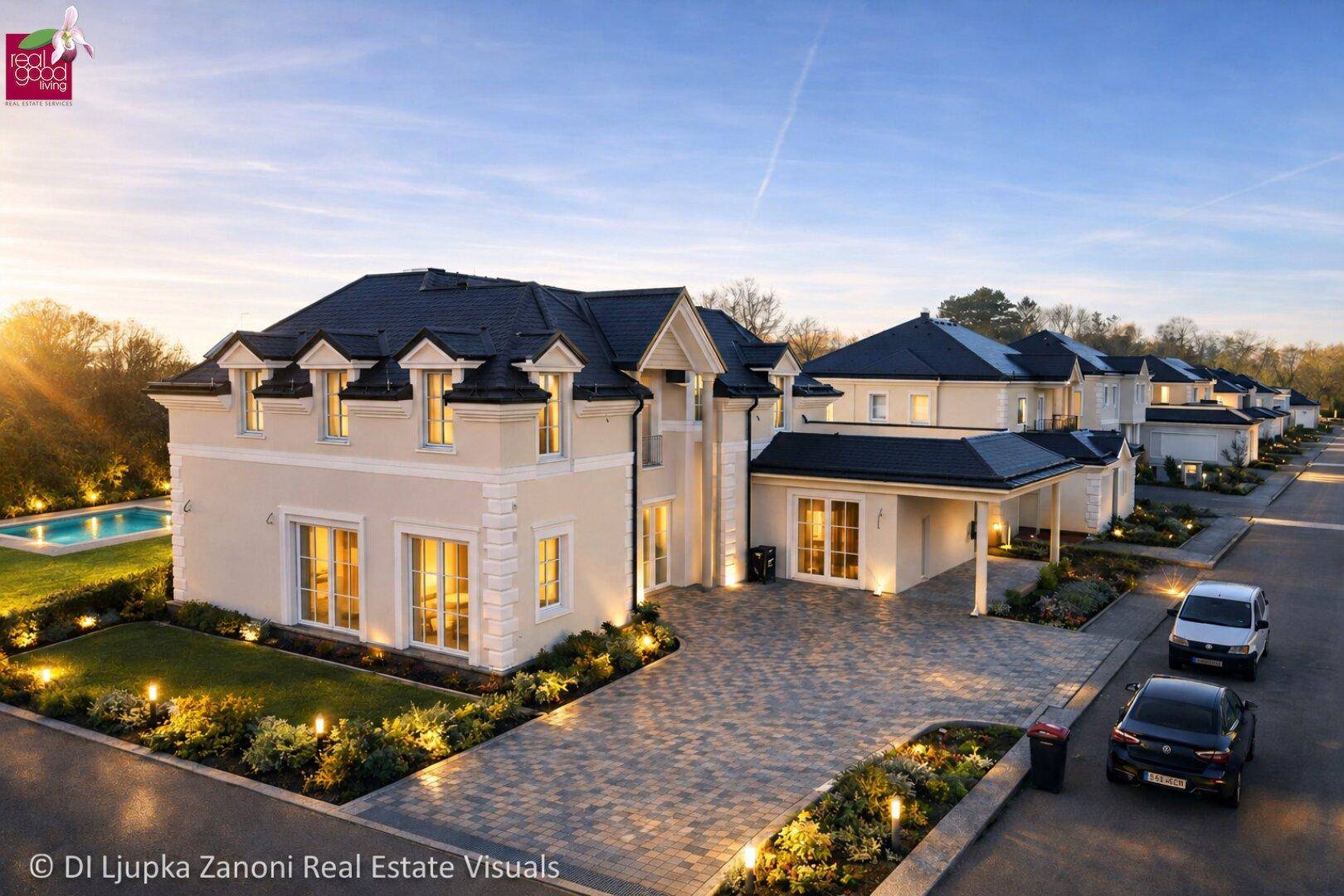 Luxuriöse Villa in einer gepflegten Wohnsiedlung mit beleuchtetem Garten und Poolbereich.