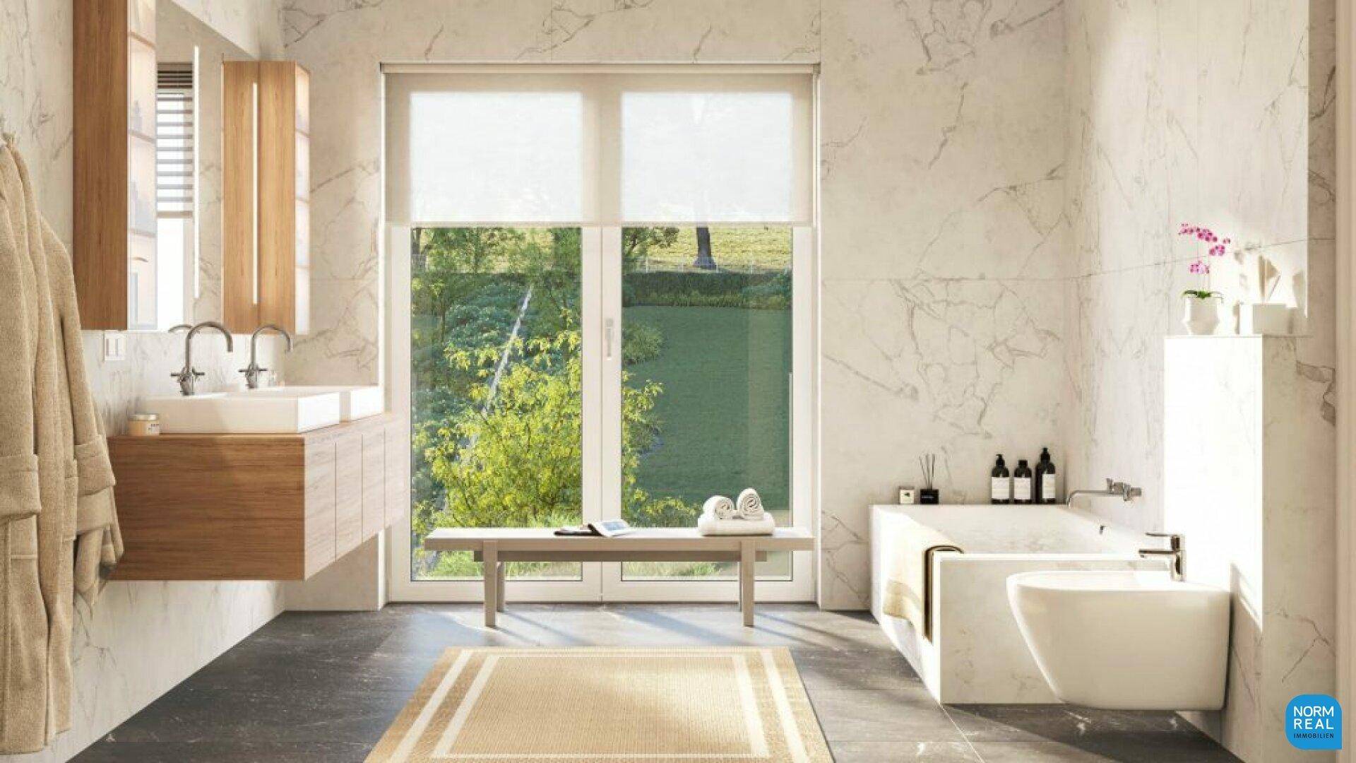 Modernes Badezimmer mit Marmorfliesen, Doppelwaschbecken und großer Fensterfront mit Grünblick.
