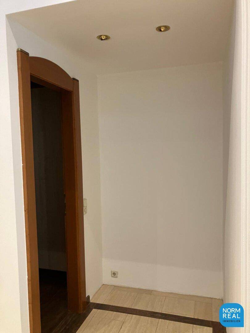 Garderobe und WC im Eingangsbereich